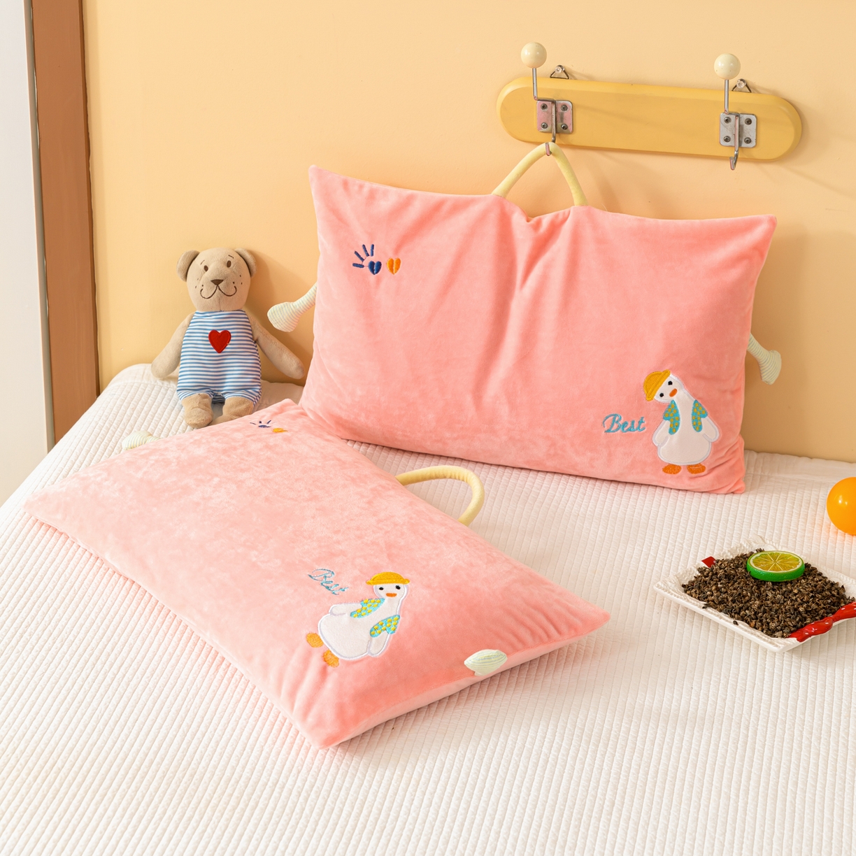 91家纺网 家纺一手货源 找家纺 织布人 2025新款枕芯婴肤绒手提袋卡通儿童枕学生枕开学季宿舍枕头枕芯 婴肤绒手提卡通枕-你好鸭 30x50cm/只