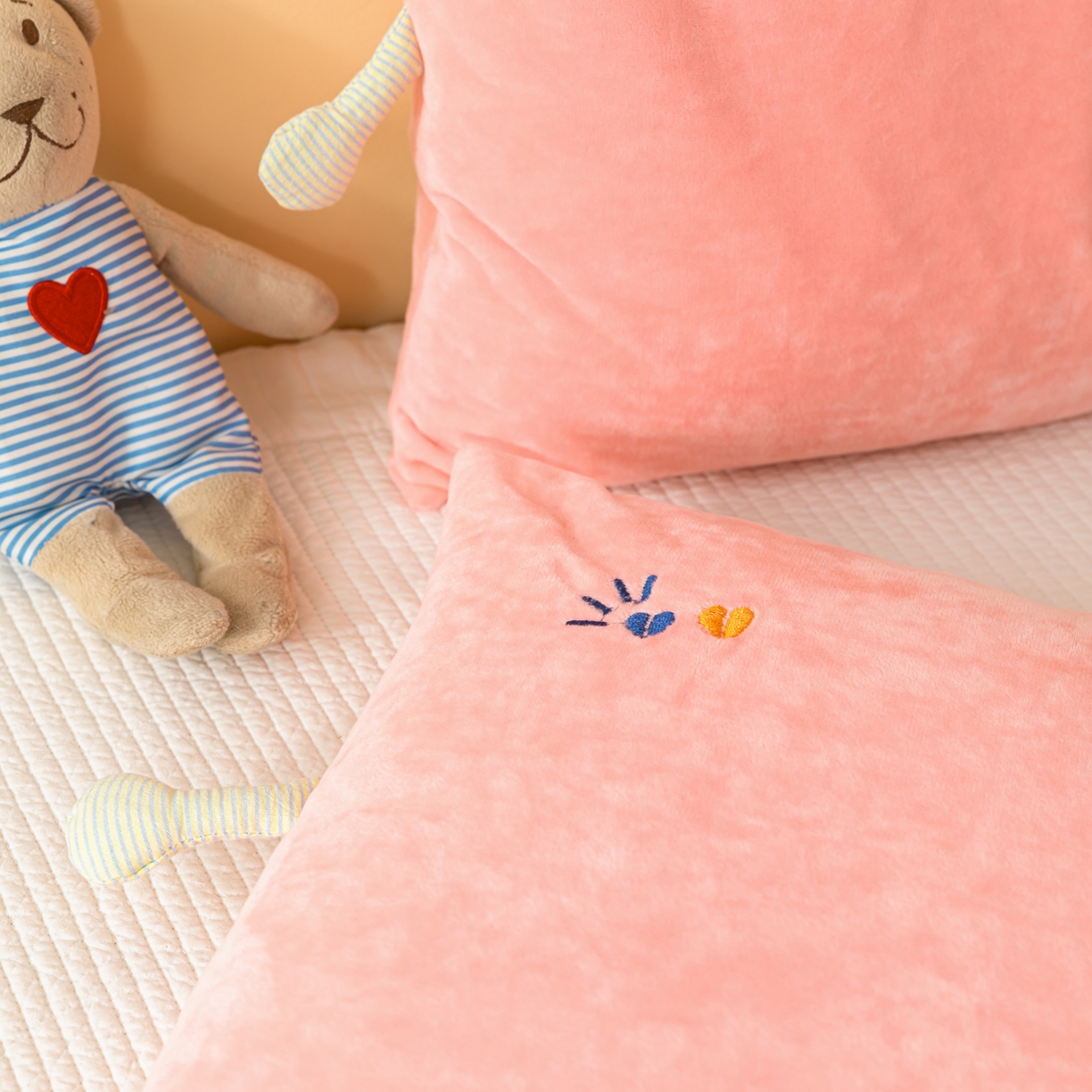 91家纺网 家纺一手货源 找家纺 织布人 2025新款枕芯婴肤绒手提袋卡通儿童枕学生枕开学季宿舍枕头枕芯 婴肤绒手提卡通枕-你好鸭 30x50cm/只