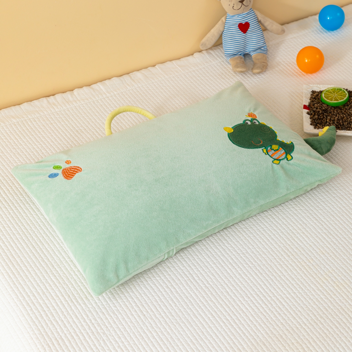 91家纺网 家纺一手货源 找家纺 织布人 2025新款枕芯婴肤绒手提袋卡通儿童枕学生枕开学季宿舍枕头枕芯 婴肤绒手提卡通枕-小恐龙 30x50cm/只