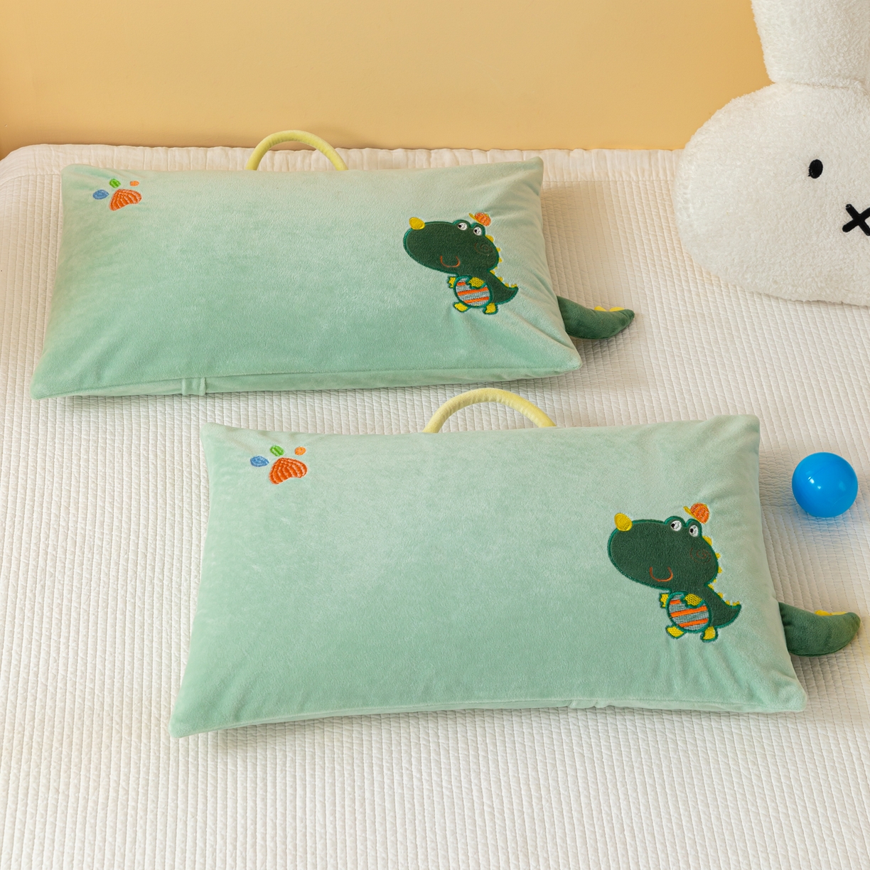 91家纺网 家纺一手货源 找家纺 织布人 2025新款枕芯婴肤绒手提袋卡通儿童枕学生枕开学季宿舍枕头枕芯 婴肤绒手提卡通枕-小恐龙 30x50cm/只