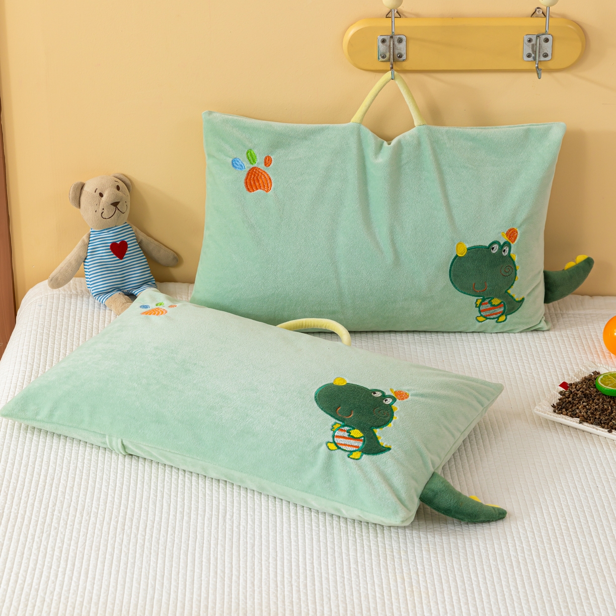 91家纺网 家纺一手货源 找家纺 织布人 2025新款枕芯婴肤绒手提袋卡通儿童枕学生枕开学季宿舍枕头枕芯 婴肤绒手提卡通枕-小恐龙 30x50cm/只