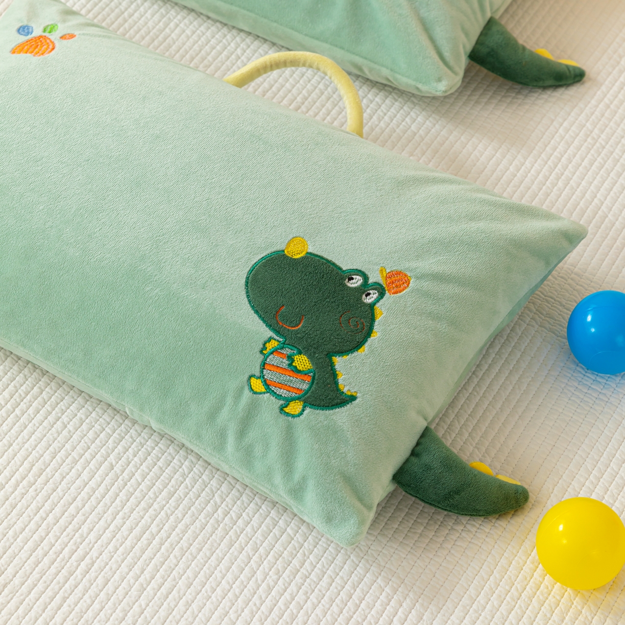 91家纺网 家纺一手货源 找家纺 织布人 2025新款枕芯婴肤绒手提袋卡通儿童枕学生枕开学季宿舍枕头枕芯 婴肤绒手提卡通枕-小恐龙 30x50cm/只