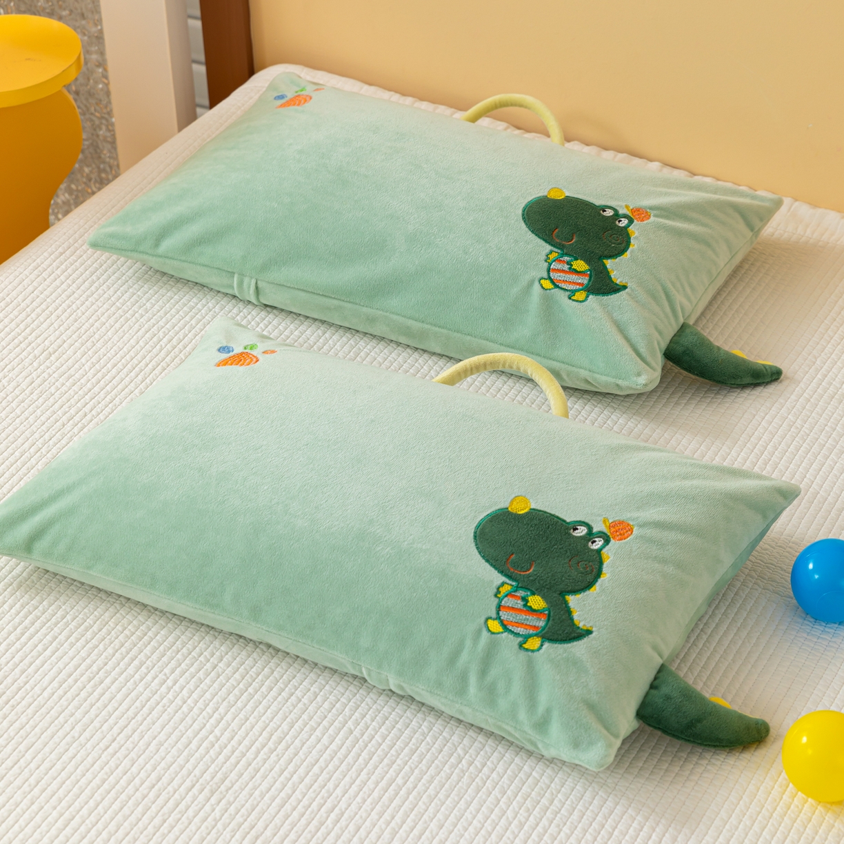 91家纺网 家纺一手货源 找家纺 织布人 2025新款枕芯婴肤绒手提袋卡通儿童枕学生枕开学季宿舍枕头枕芯 婴肤绒手提卡通枕-小恐龙 30x50cm/只