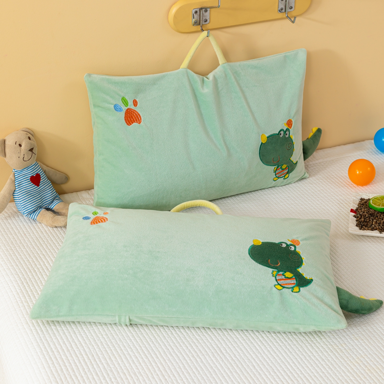 91家纺网 家纺一手货源 找家纺 织布人 2025新款枕芯婴肤绒手提袋卡通儿童枕学生枕开学季宿舍枕头枕芯 婴肤绒手提卡通枕-小恐龙 30x50cm/只