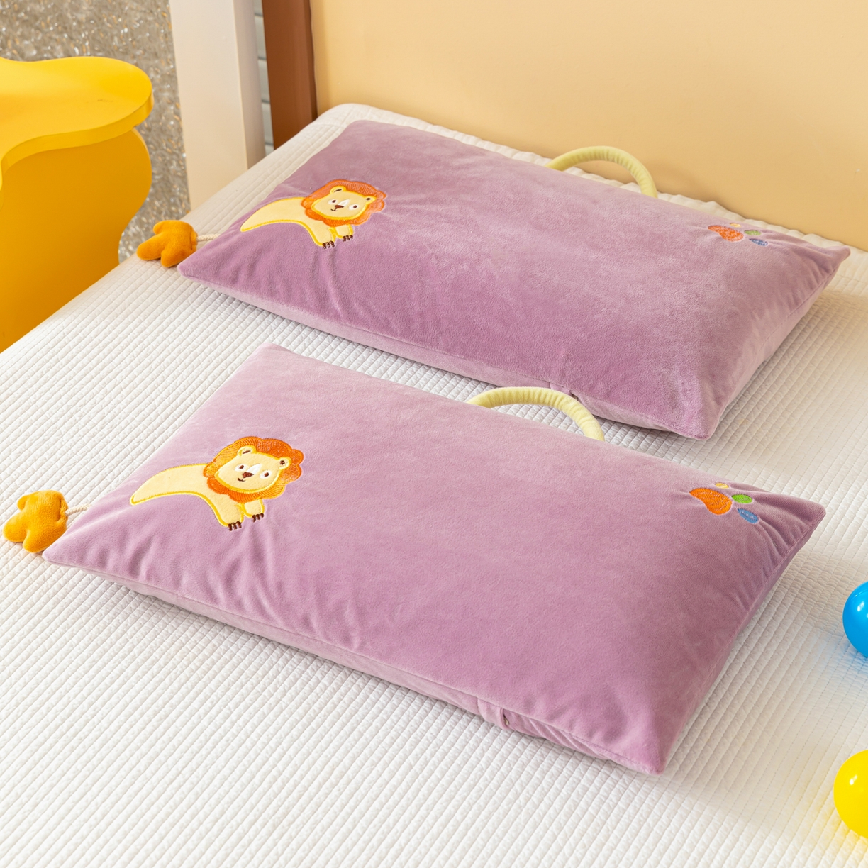 91家纺网 家纺一手货源 找家纺 织布人 2025新款枕芯婴肤绒手提袋卡通儿童枕学生枕开学季宿舍枕头枕芯 婴肤绒手提卡通枕-小狮子 30x50cm/只