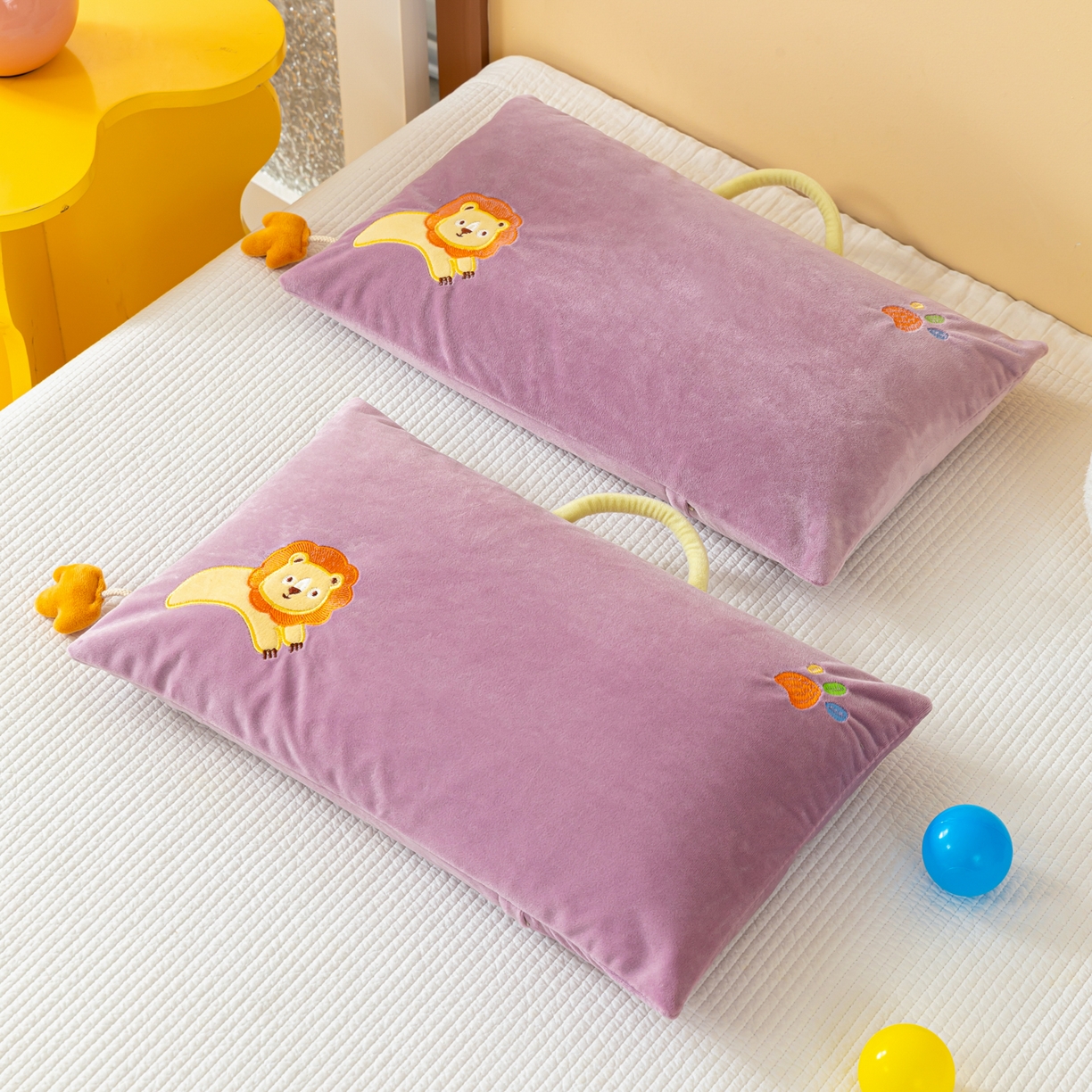 91家纺网 家纺一手货源 找家纺 织布人 2025新款枕芯婴肤绒手提袋卡通儿童枕学生枕开学季宿舍枕头枕芯 婴肤绒手提卡通枕-小狮子 30x50cm/只