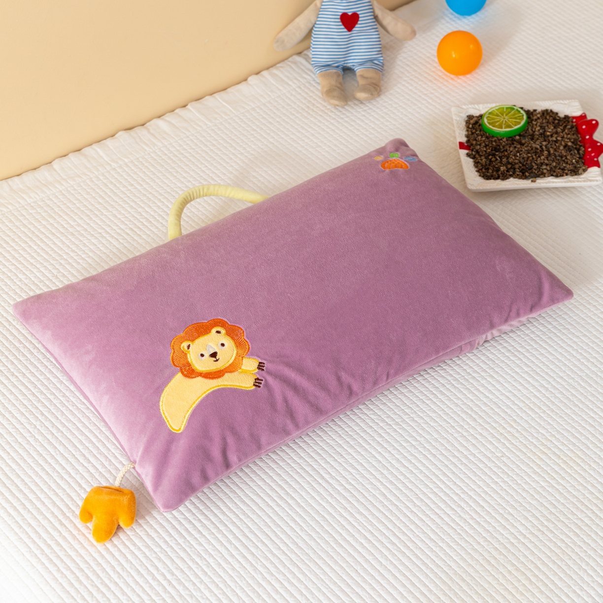 91家纺网 家纺一手货源 找家纺 织布人 2025新款枕芯婴肤绒手提袋卡通儿童枕学生枕开学季宿舍枕头枕芯 婴肤绒手提卡通枕-小狮子 30x50cm/只