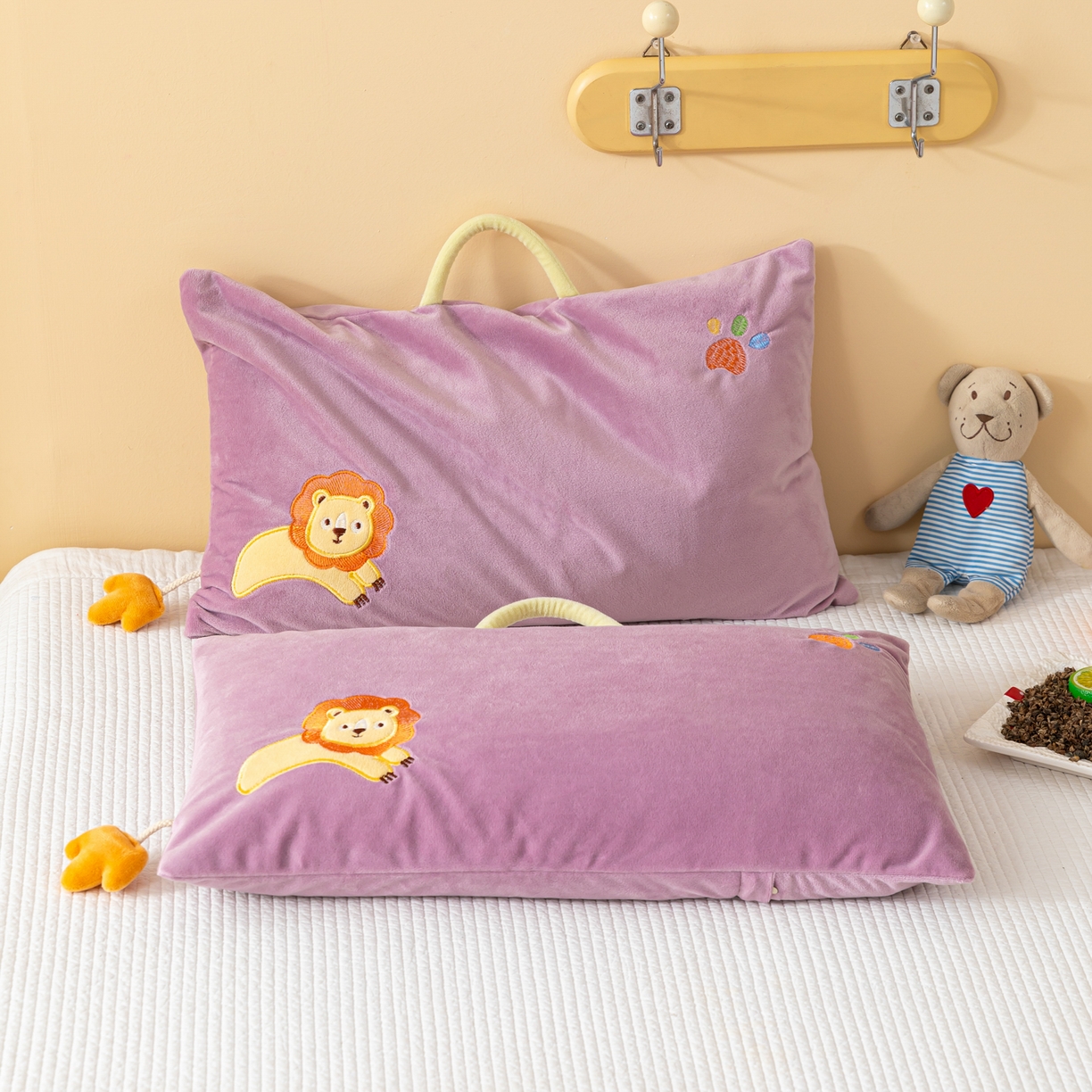 91家纺网 家纺一手货源 找家纺 织布人 2025新款枕芯婴肤绒手提袋卡通儿童枕学生枕开学季宿舍枕头枕芯 婴肤绒手提卡通枕-小狮子 30x50cm/只