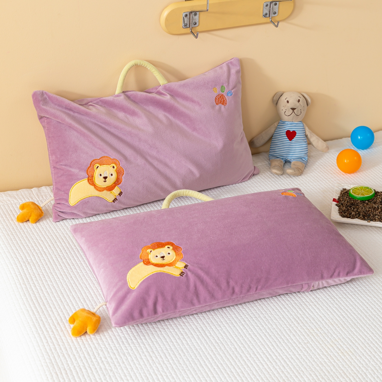 91家纺网 家纺一手货源 找家纺 织布人 2025新款枕芯婴肤绒手提袋卡通儿童枕学生枕开学季宿舍枕头枕芯 婴肤绒手提卡通枕-小狮子 30x50cm/只