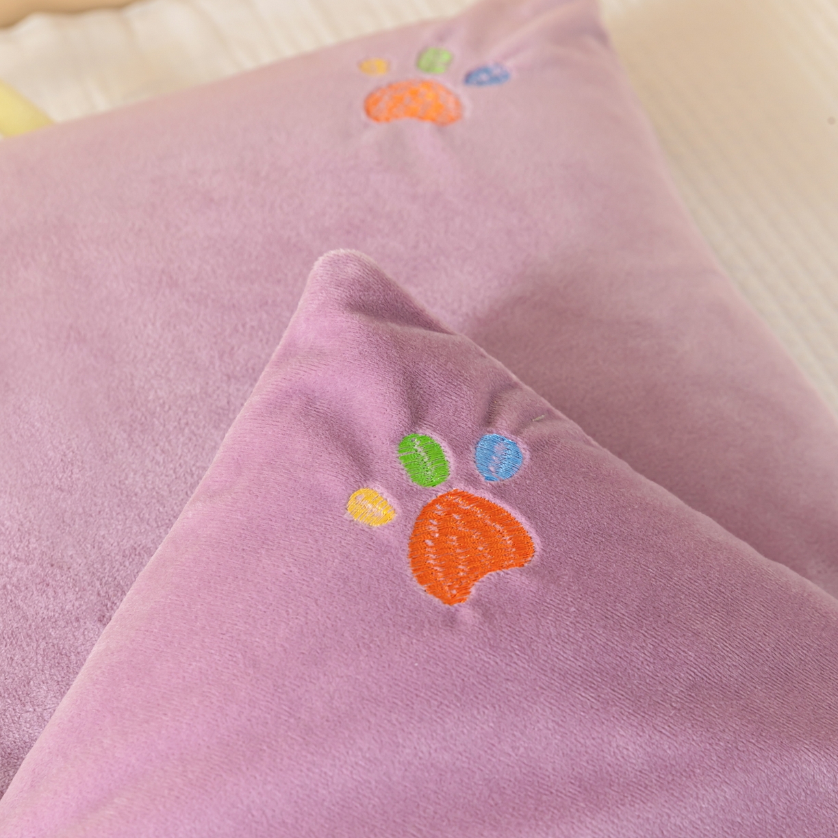 91家纺网 家纺一手货源 找家纺 织布人 2025新款枕芯婴肤绒手提袋卡通儿童枕学生枕开学季宿舍枕头枕芯 婴肤绒手提卡通枕-小狮子 30x50cm/只