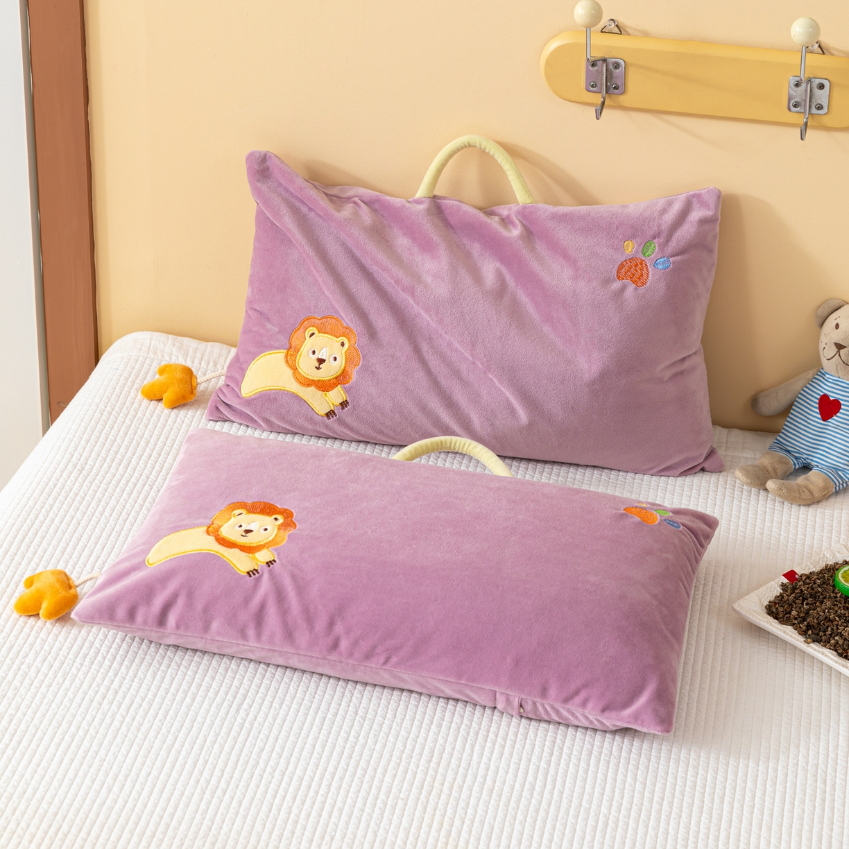 91家纺网 家纺一手货源 找家纺 织布人 2025新款枕芯婴肤绒手提袋卡通儿童枕学生枕开学季宿舍枕头枕芯 婴肤绒手提卡通枕-小狮子 30x50cm/只