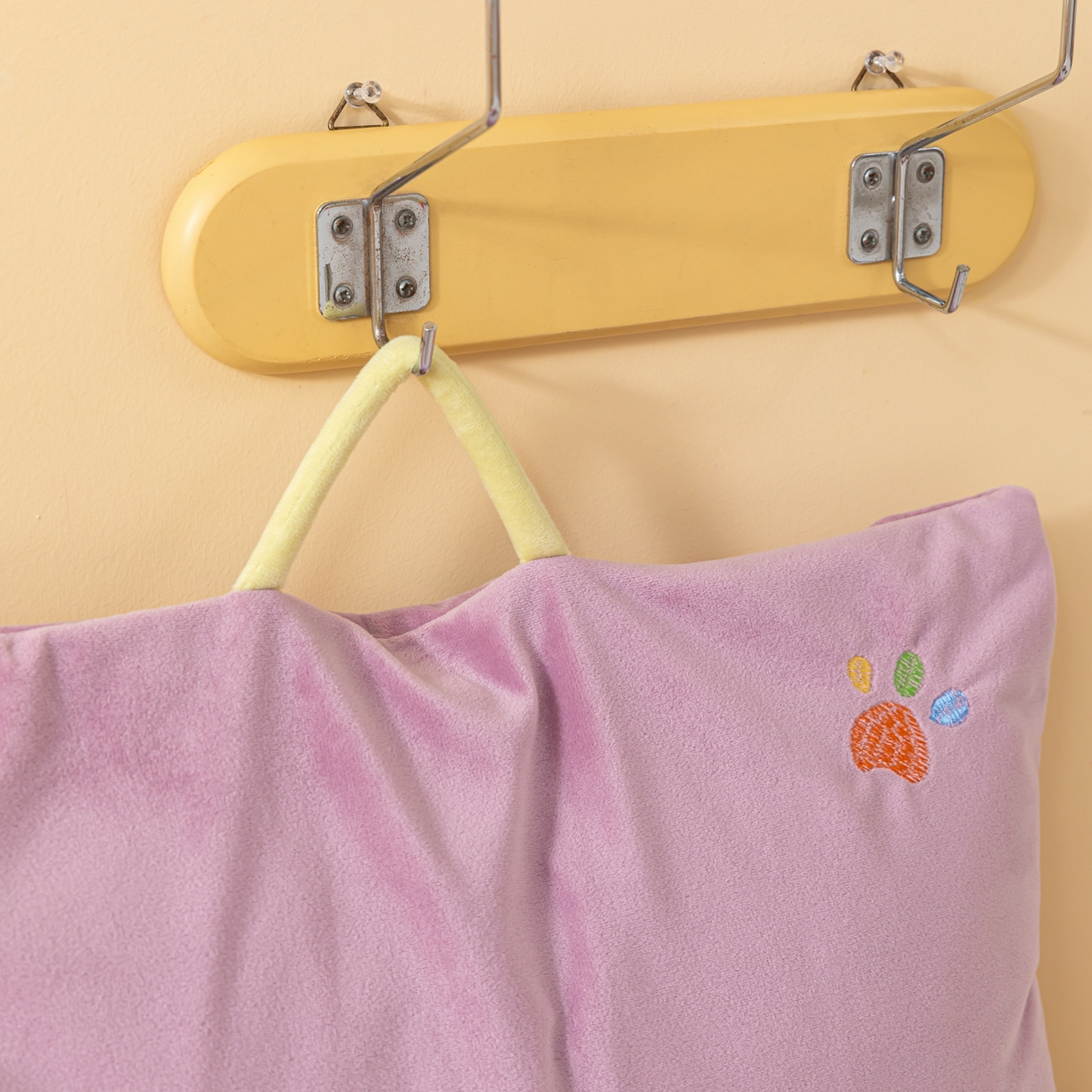 91家纺网 家纺一手货源 找家纺 织布人 2025新款枕芯婴肤绒手提袋卡通儿童枕学生枕开学季宿舍枕头枕芯 婴肤绒手提卡通枕-小狮子 30x50cm/只