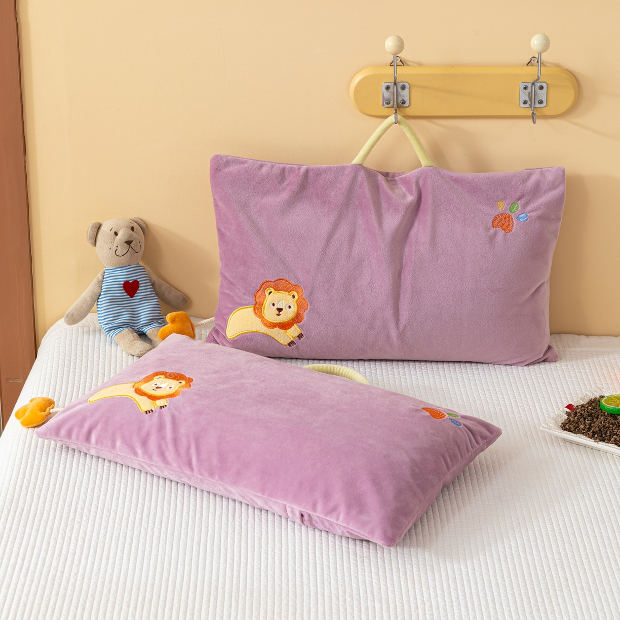 91家纺网 家纺一手货源 找家纺 织布人 2025新款枕芯婴肤绒手提袋卡通儿童枕学生枕开学季宿舍枕头枕芯 婴肤绒手提卡通枕-小狮子 30x50cm/只