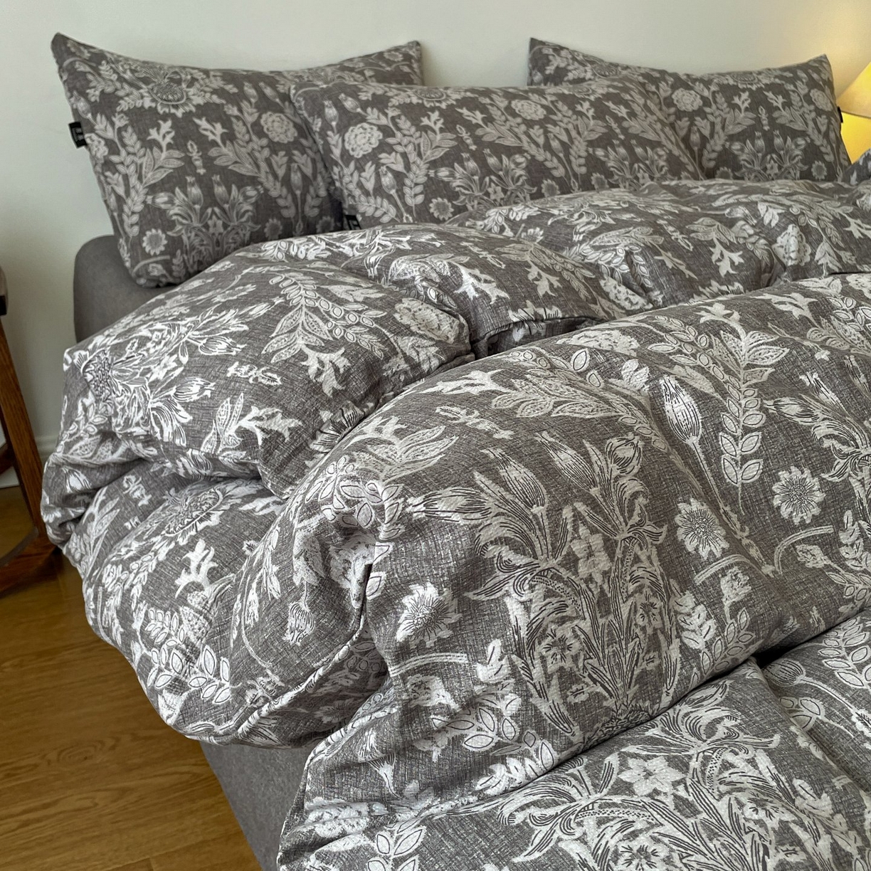 91家纺网 家纺一手货源 找家纺 梦纤绒 2025秋冬新款A类高克重亚麻复古诧季风原麻系列四件套 水墨青筠 灰