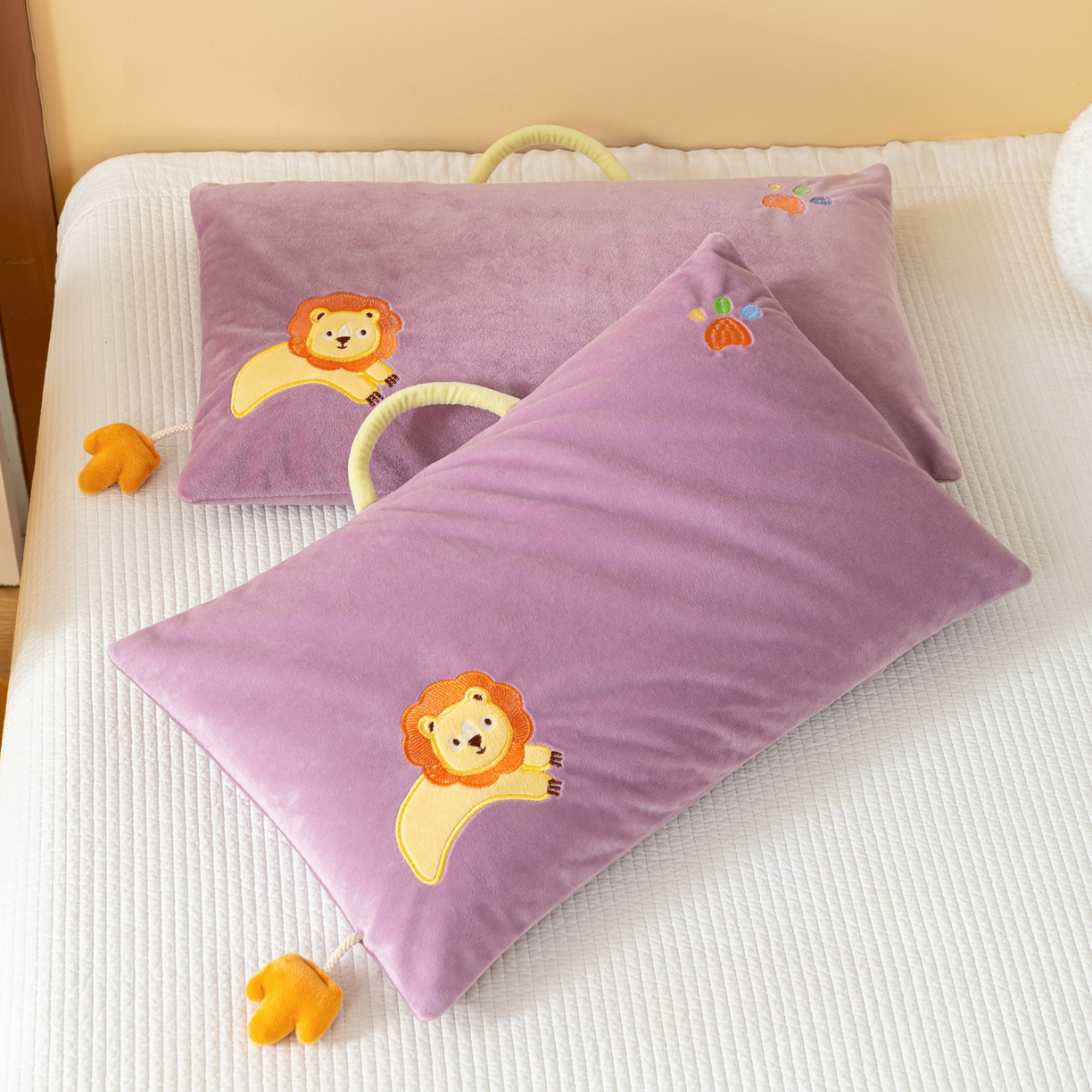 91家纺网 家纺一手货源 找家纺 织布人 2025新款枕芯婴肤绒手提袋卡通儿童枕学生枕开学季宿舍枕头枕芯 婴肤绒手提卡通枕-小狮子 30x50cm/只