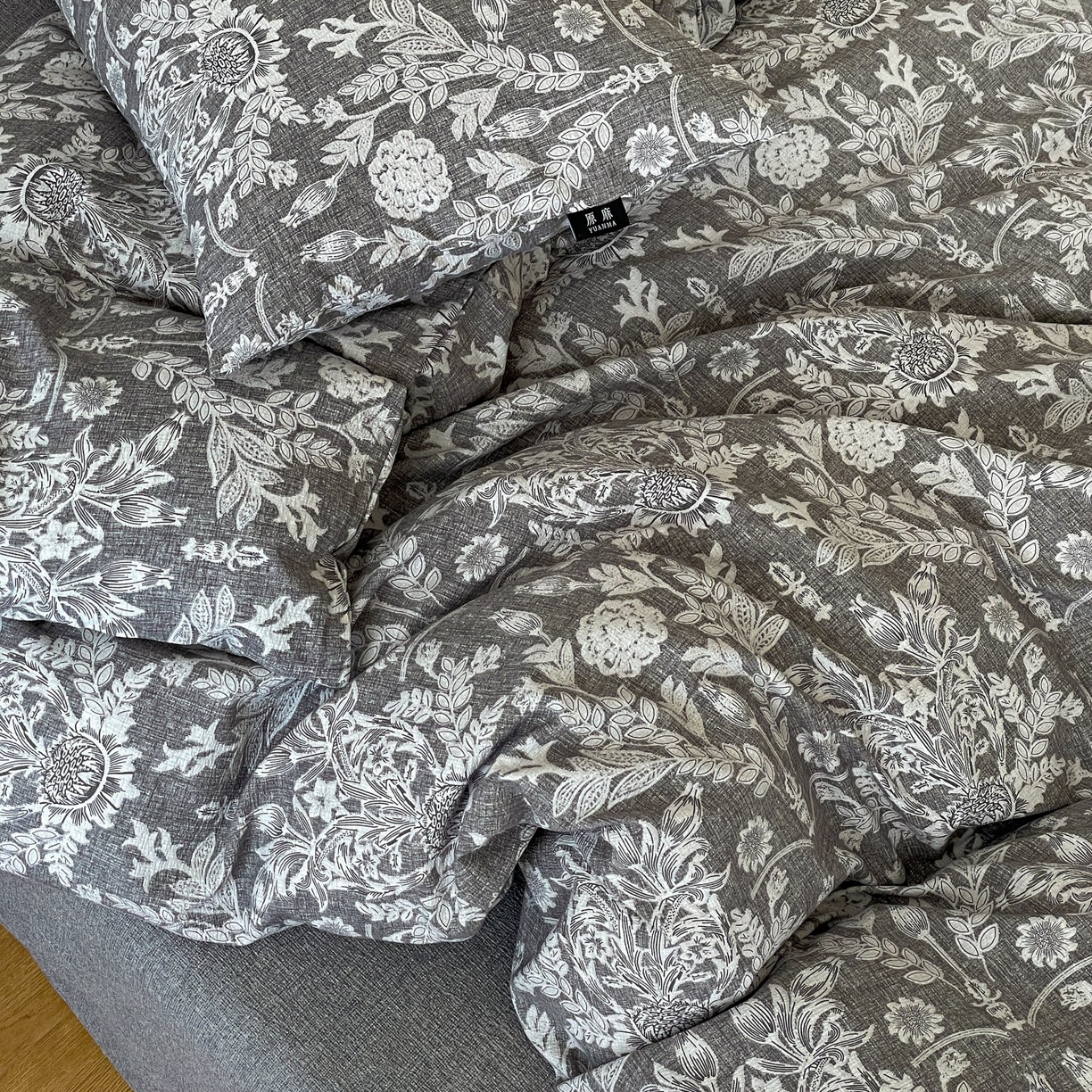 91家纺网 家纺一手货源 找家纺 梦纤绒 2025秋冬新款A类高克重亚麻复古诧季风原麻系列四件套 水墨青筠 灰