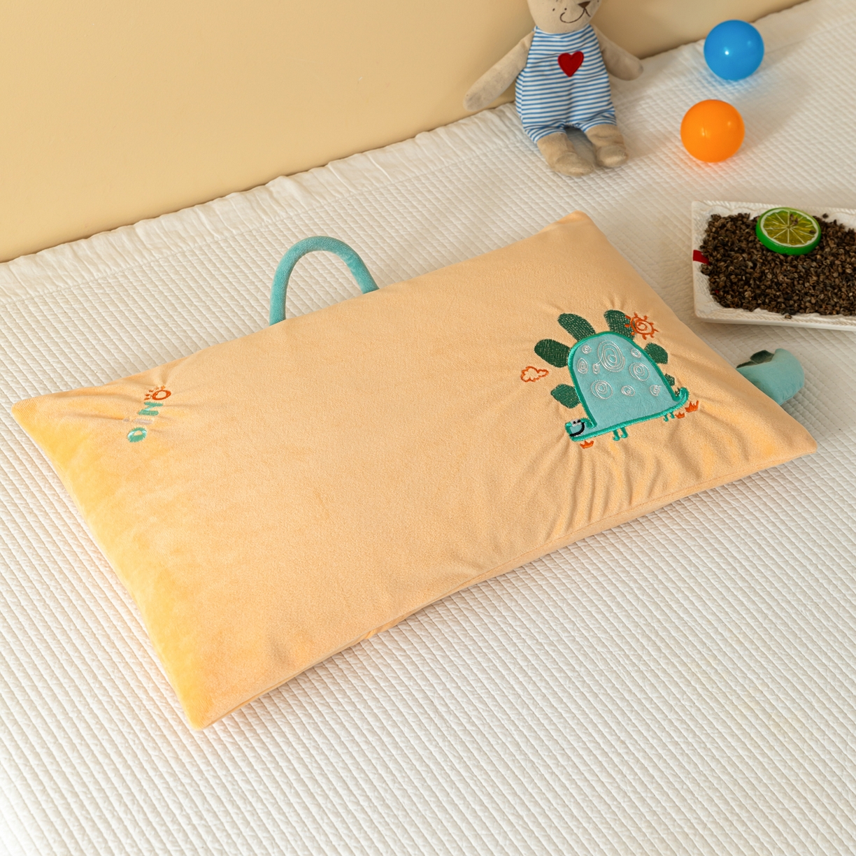 91家纺网 家纺一手货源 找家纺 织布人 2025新款枕芯婴肤绒手提袋卡通儿童枕学生枕开学季宿舍枕头枕芯 婴肤绒手提卡通枕-小蜗牛 30x50cm/只