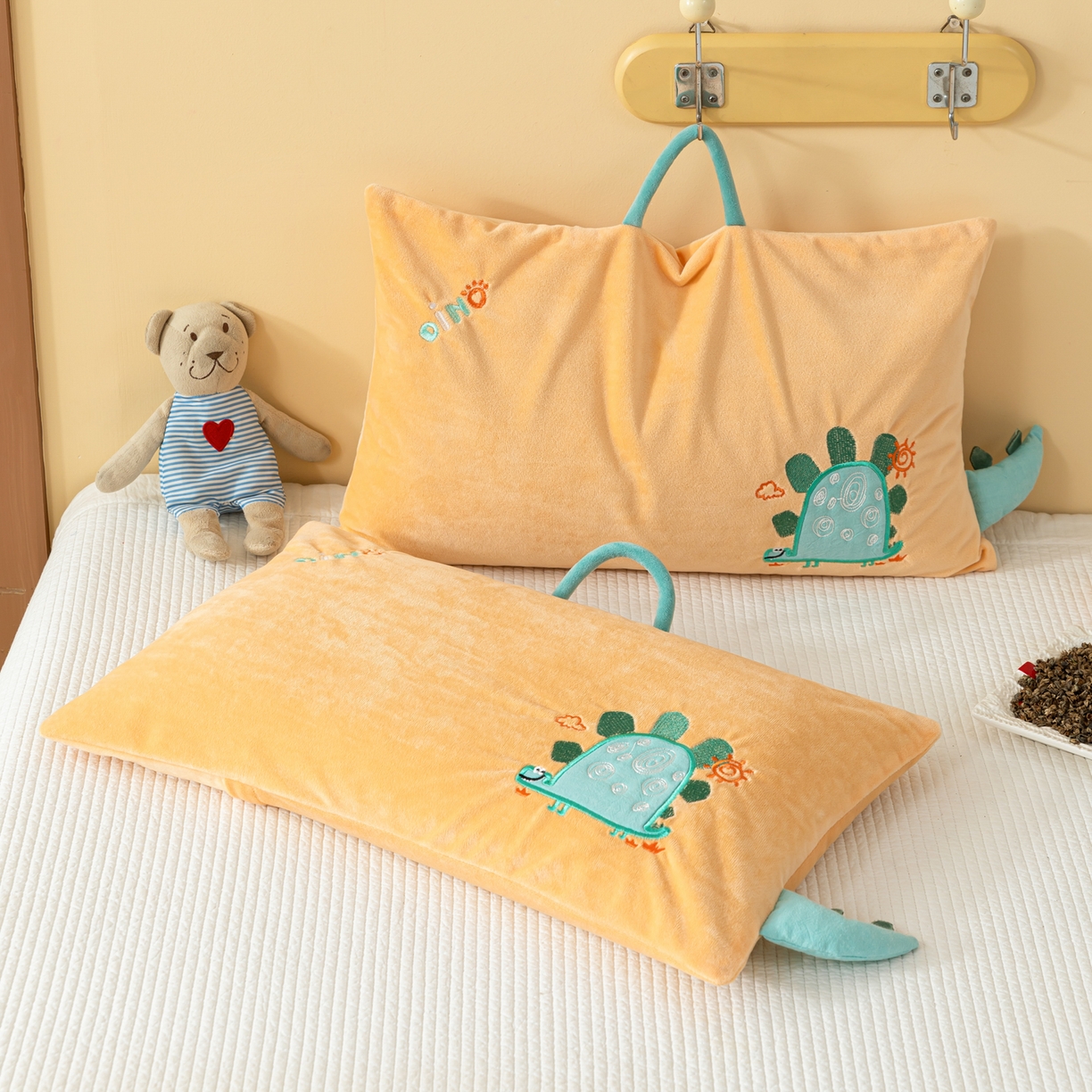 91家纺网 家纺一手货源 找家纺 织布人 2025新款枕芯婴肤绒手提袋卡通儿童枕学生枕开学季宿舍枕头枕芯 婴肤绒手提卡通枕-小蜗牛 30x50cm/只