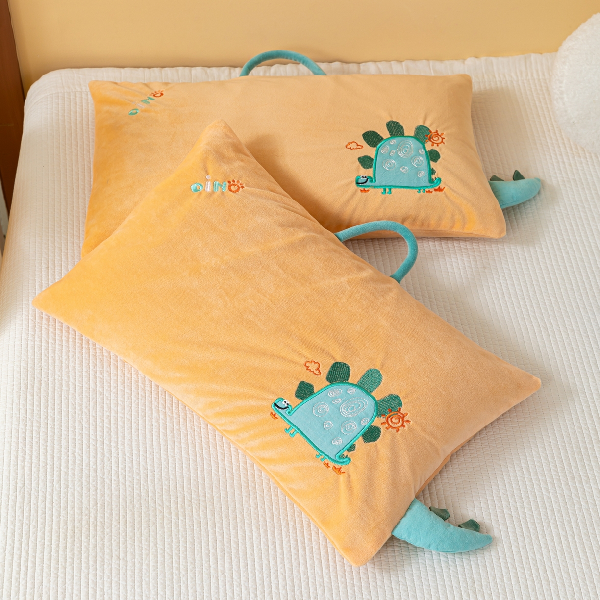 91家纺网 家纺一手货源 找家纺 织布人 2025新款枕芯婴肤绒手提袋卡通儿童枕学生枕开学季宿舍枕头枕芯 婴肤绒手提卡通枕-小蜗牛 30x50cm/只