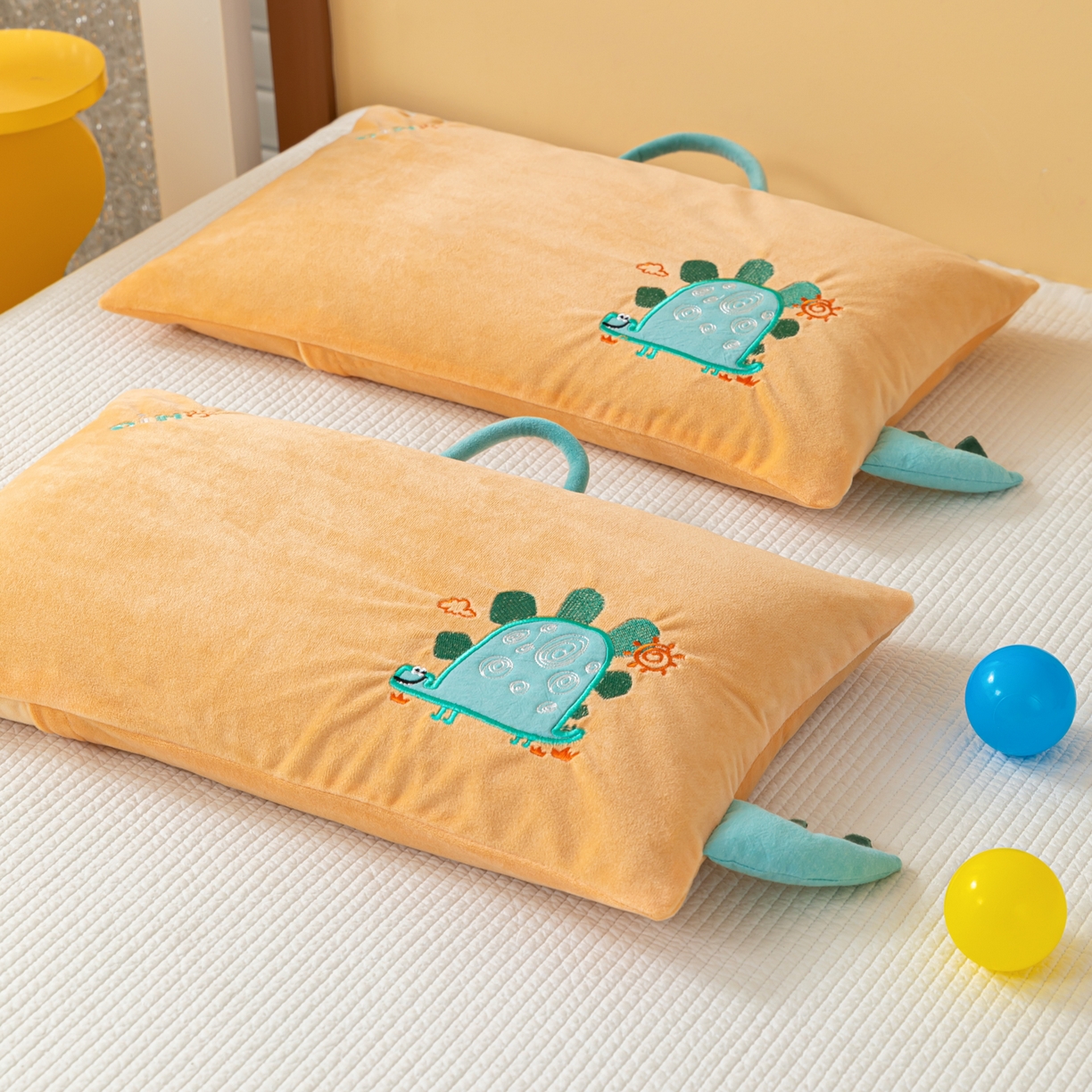 91家纺网 家纺一手货源 找家纺 织布人 2025新款枕芯婴肤绒手提袋卡通儿童枕学生枕开学季宿舍枕头枕芯 婴肤绒手提卡通枕-小蜗牛 30x50cm/只
