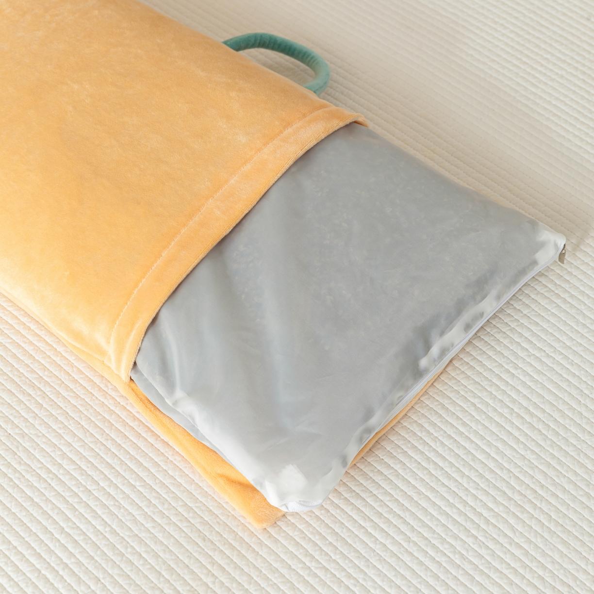 91家纺网 家纺一手货源 找家纺 织布人 2025新款枕芯婴肤绒手提袋卡通儿童枕学生枕开学季宿舍枕头枕芯 婴肤绒手提卡通枕-小蜗牛 30x50cm/只