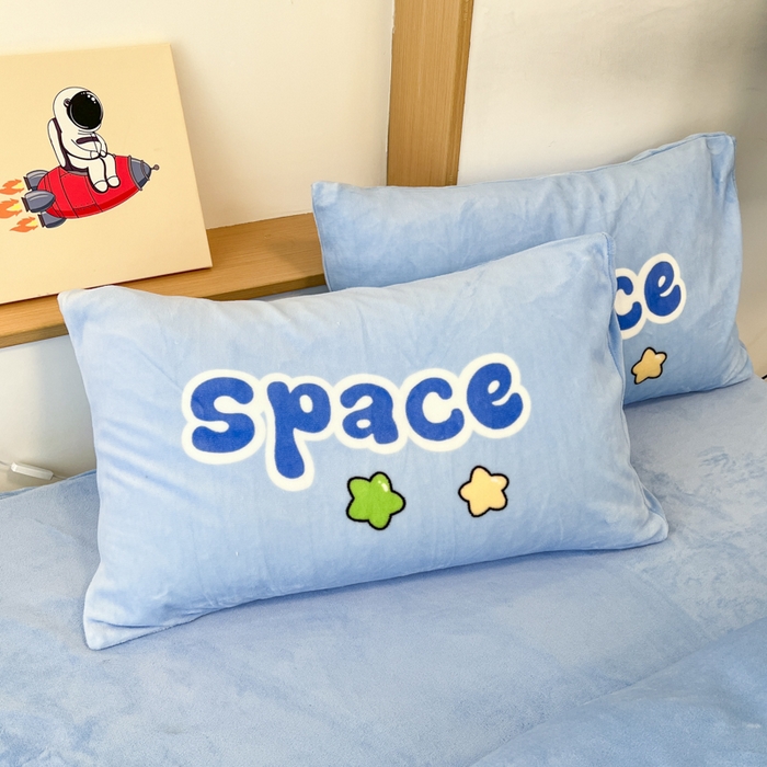 孩子王家纺 2025新款专版花色太空人大版卡通学生宿舍双面加厚牛奶绒系列单枕套--提供买家秀 快乐星球