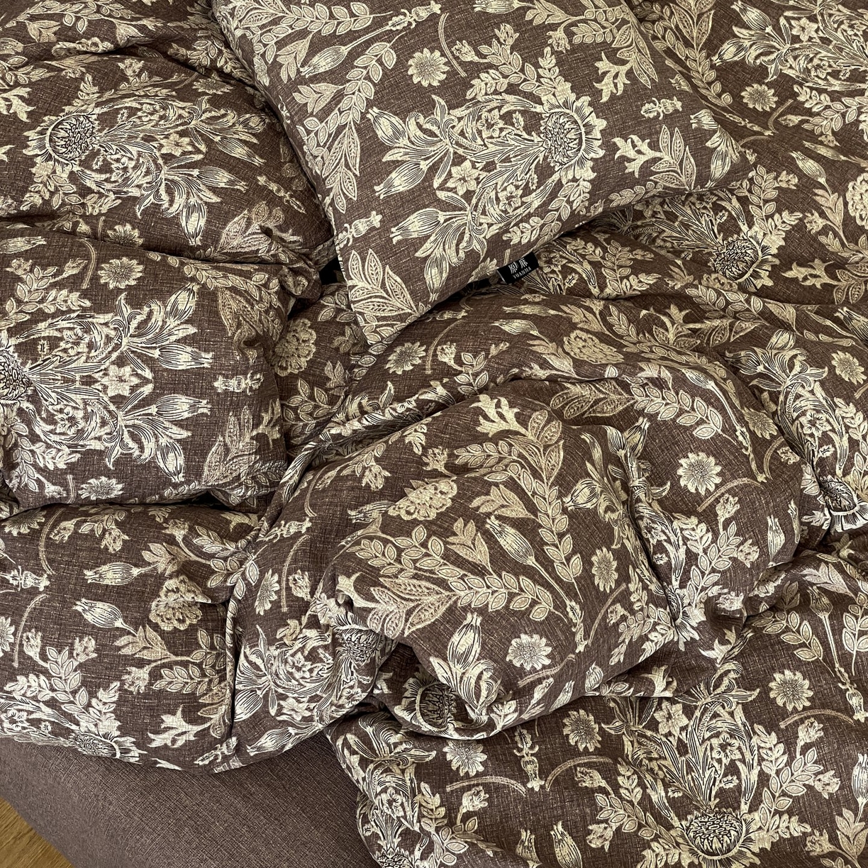 91家纺网 家纺一手货源 找家纺 梦纤绒 2025秋冬新款A类高克重亚麻复古诧季风原麻系列四件套 水墨青筠咖