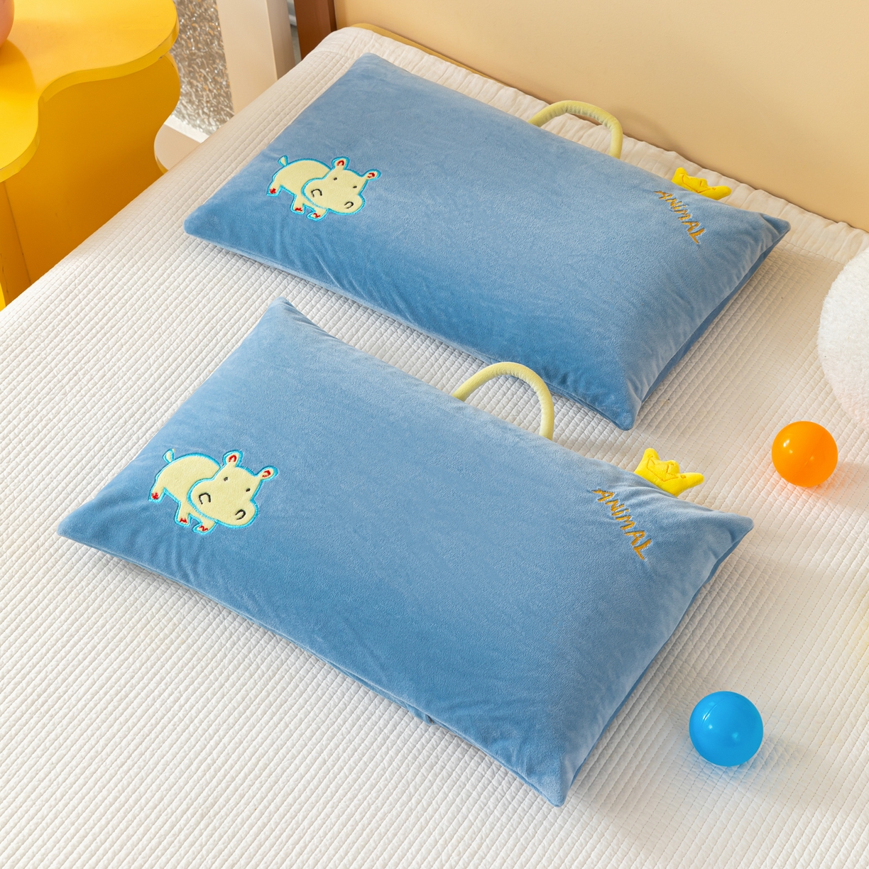 91家纺网 家纺一手货源 找家纺 织布人 2025新款枕芯婴肤绒手提袋卡通儿童枕学生枕开学季宿舍枕头枕芯 婴肤绒手提卡通枕-小犀牛 30x50cm/只