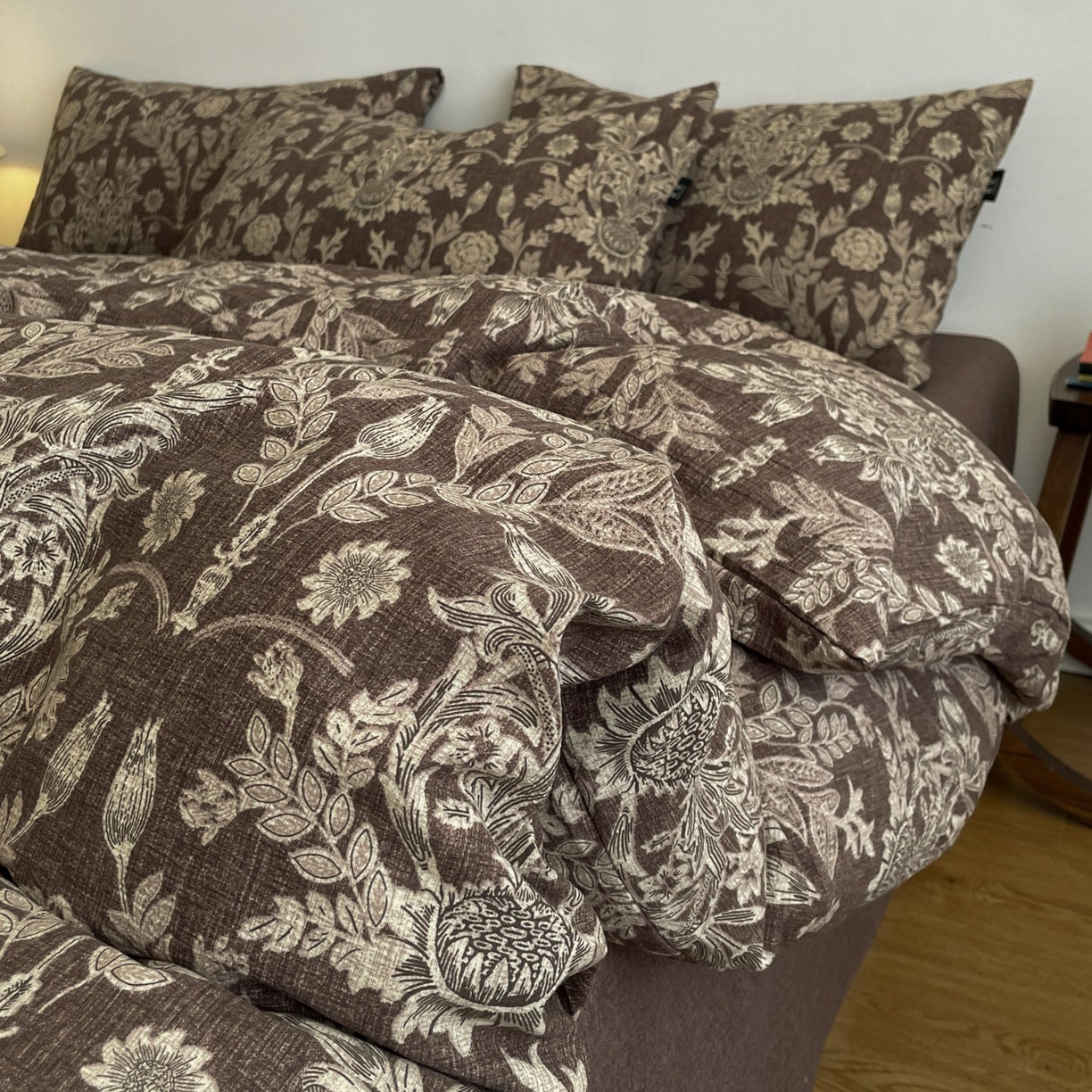 91家纺网 家纺一手货源 找家纺 梦纤绒 2025秋冬新款A类高克重亚麻复古诧季风原麻系列四件套 水墨青筠咖