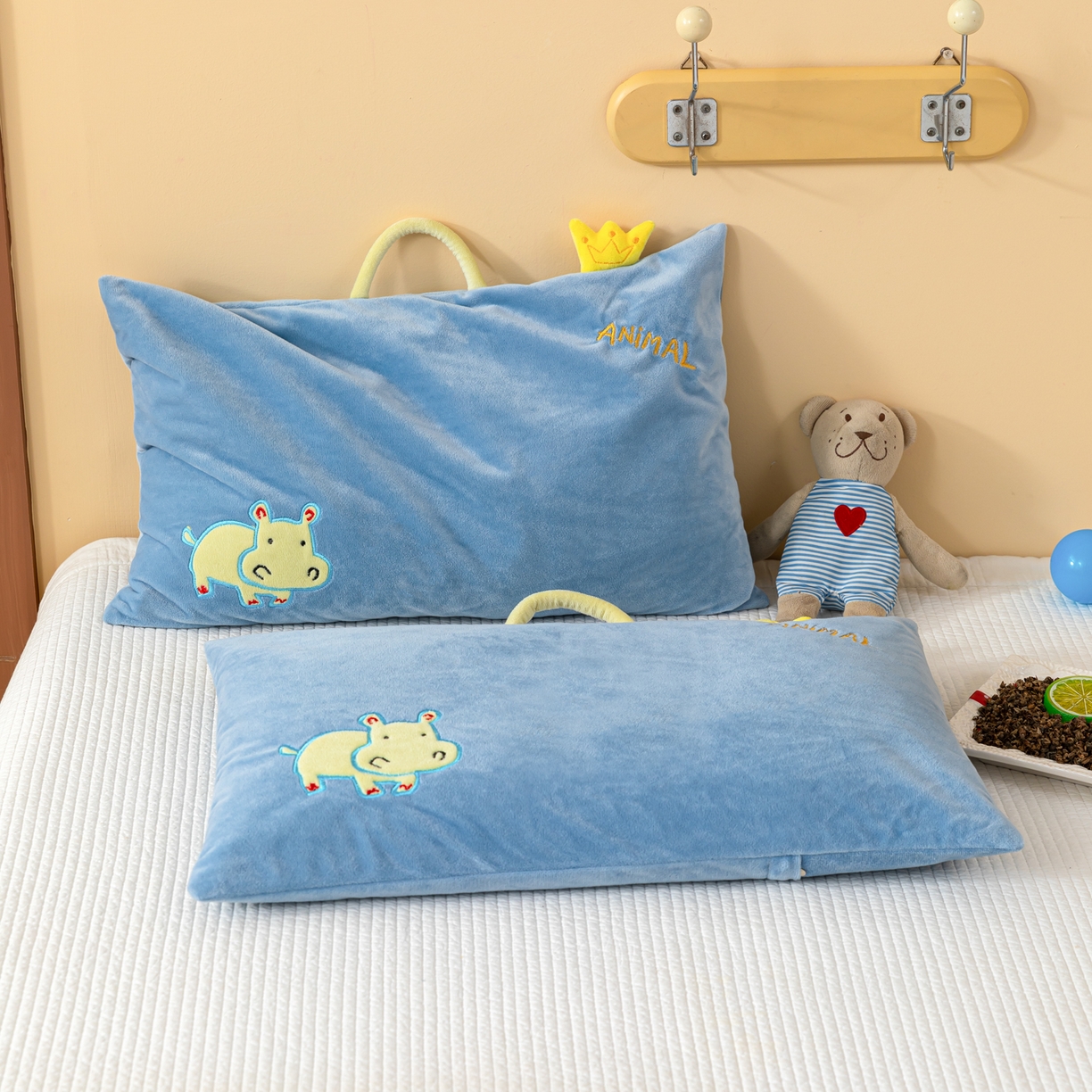 91家纺网 家纺一手货源 找家纺 织布人 2025新款枕芯婴肤绒手提袋卡通儿童枕学生枕开学季宿舍枕头枕芯 婴肤绒手提卡通枕-小犀牛 30x50cm/只