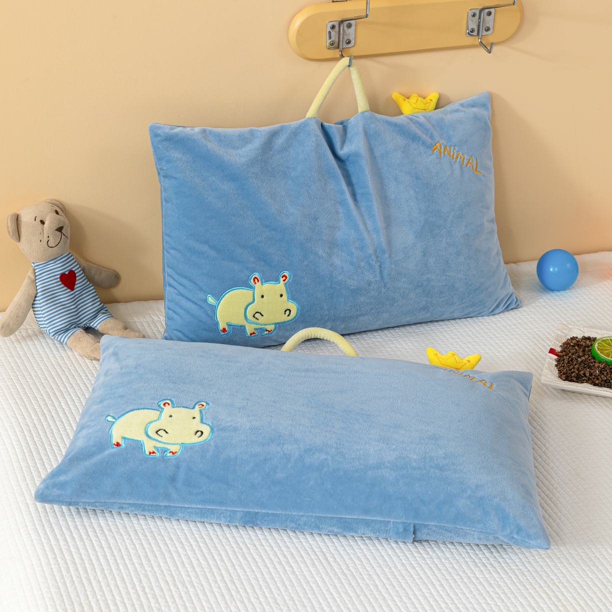 91家纺网 家纺一手货源 找家纺 织布人 2025新款枕芯婴肤绒手提袋卡通儿童枕学生枕开学季宿舍枕头枕芯 婴肤绒手提卡通枕-小犀牛 30x50cm/只