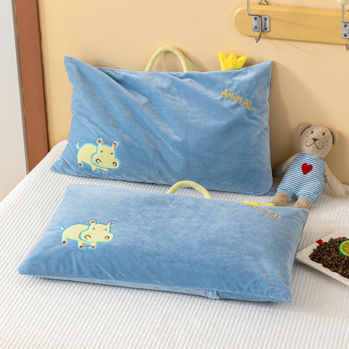 91家纺网 家纺一手货源 找家纺 织布人 2025新款枕芯婴肤绒手提袋卡通儿童枕学生枕开学季宿舍枕头枕芯 婴肤绒手提卡通枕-小犀牛 30x50cm/只
