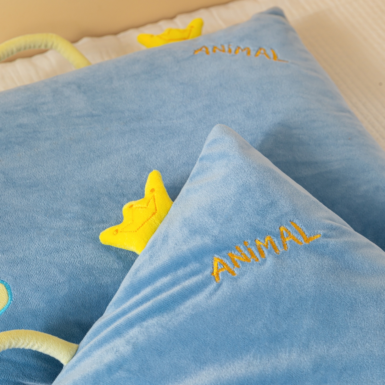 91家纺网 家纺一手货源 找家纺 织布人 2025新款枕芯婴肤绒手提袋卡通儿童枕学生枕开学季宿舍枕头枕芯 婴肤绒手提卡通枕-小犀牛 30x50cm/只