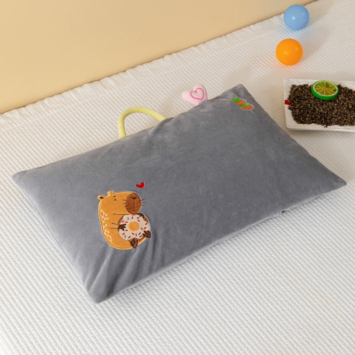 91家纺网 家纺一手货源 找家纺 织布人 2025新款枕芯婴肤绒手提袋卡通儿童枕学生枕开学季宿舍枕头枕芯 婴肤绒手提卡通枕-小熊 30x50cm/只