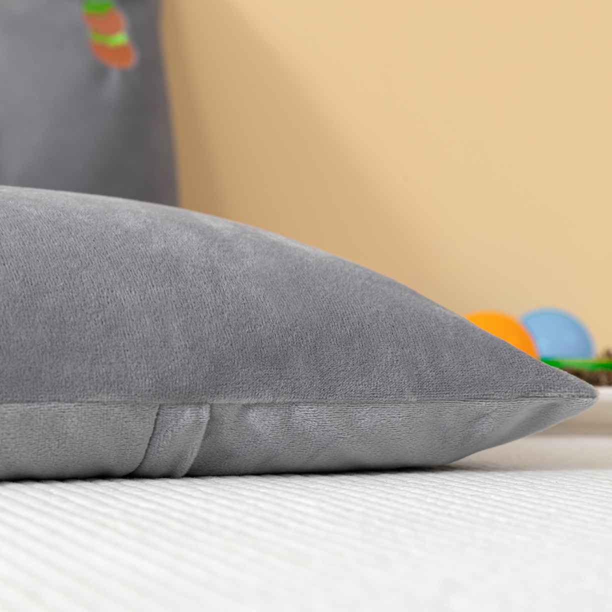 91家纺网 家纺一手货源 找家纺 织布人 2025新款枕芯婴肤绒手提袋卡通儿童枕学生枕开学季宿舍枕头枕芯 婴肤绒手提卡通枕-小熊 30x50cm/只