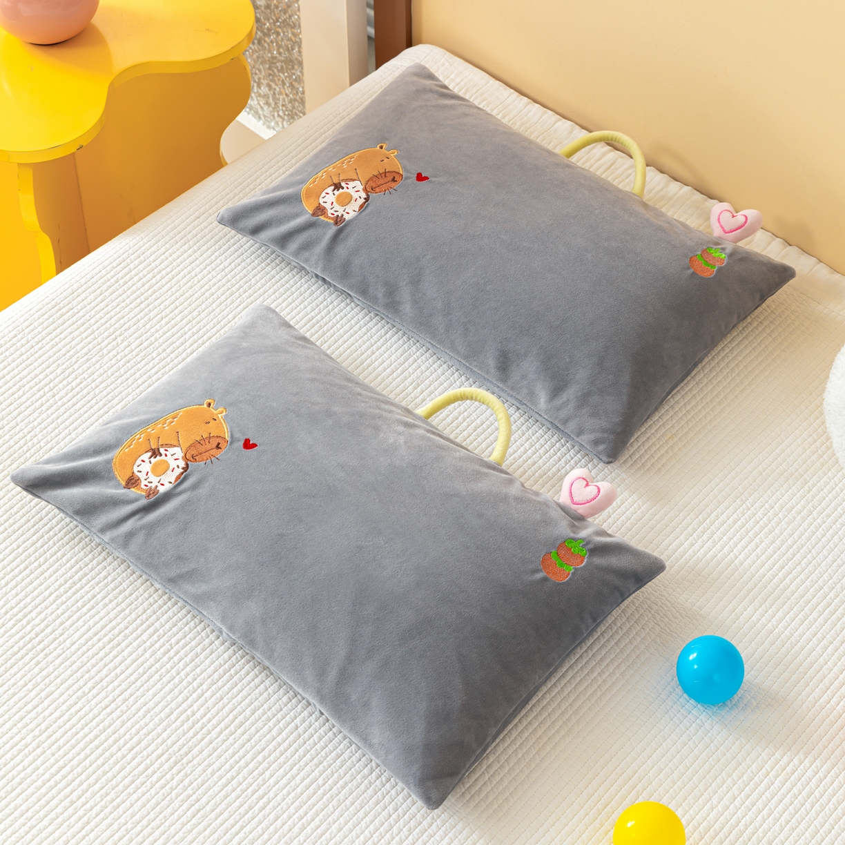 91家纺网 家纺一手货源 找家纺 织布人 2025新款枕芯婴肤绒手提袋卡通儿童枕学生枕开学季宿舍枕头枕芯 婴肤绒手提卡通枕-小熊 30x50cm/只