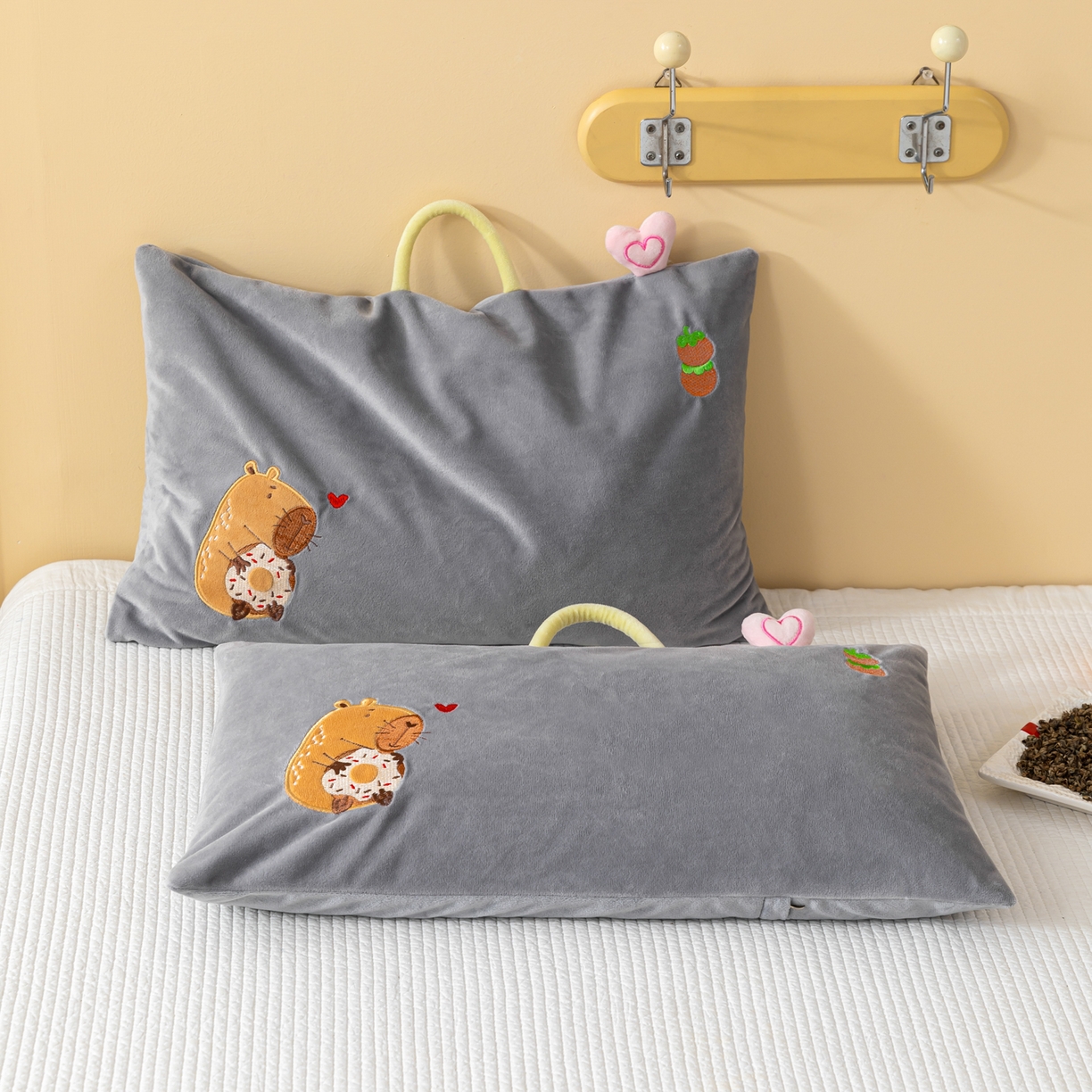 91家纺网 家纺一手货源 找家纺 织布人 2025新款枕芯婴肤绒手提袋卡通儿童枕学生枕开学季宿舍枕头枕芯 婴肤绒手提卡通枕-小熊 30x50cm/只