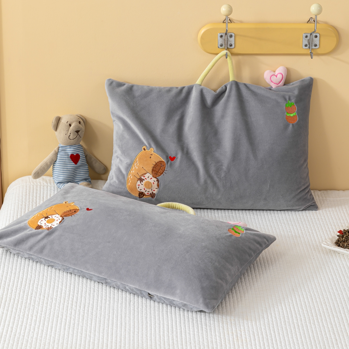 91家纺网 家纺一手货源 找家纺 织布人 2025新款枕芯婴肤绒手提袋卡通儿童枕学生枕开学季宿舍枕头枕芯 婴肤绒手提卡通枕-小熊 30x50cm/只