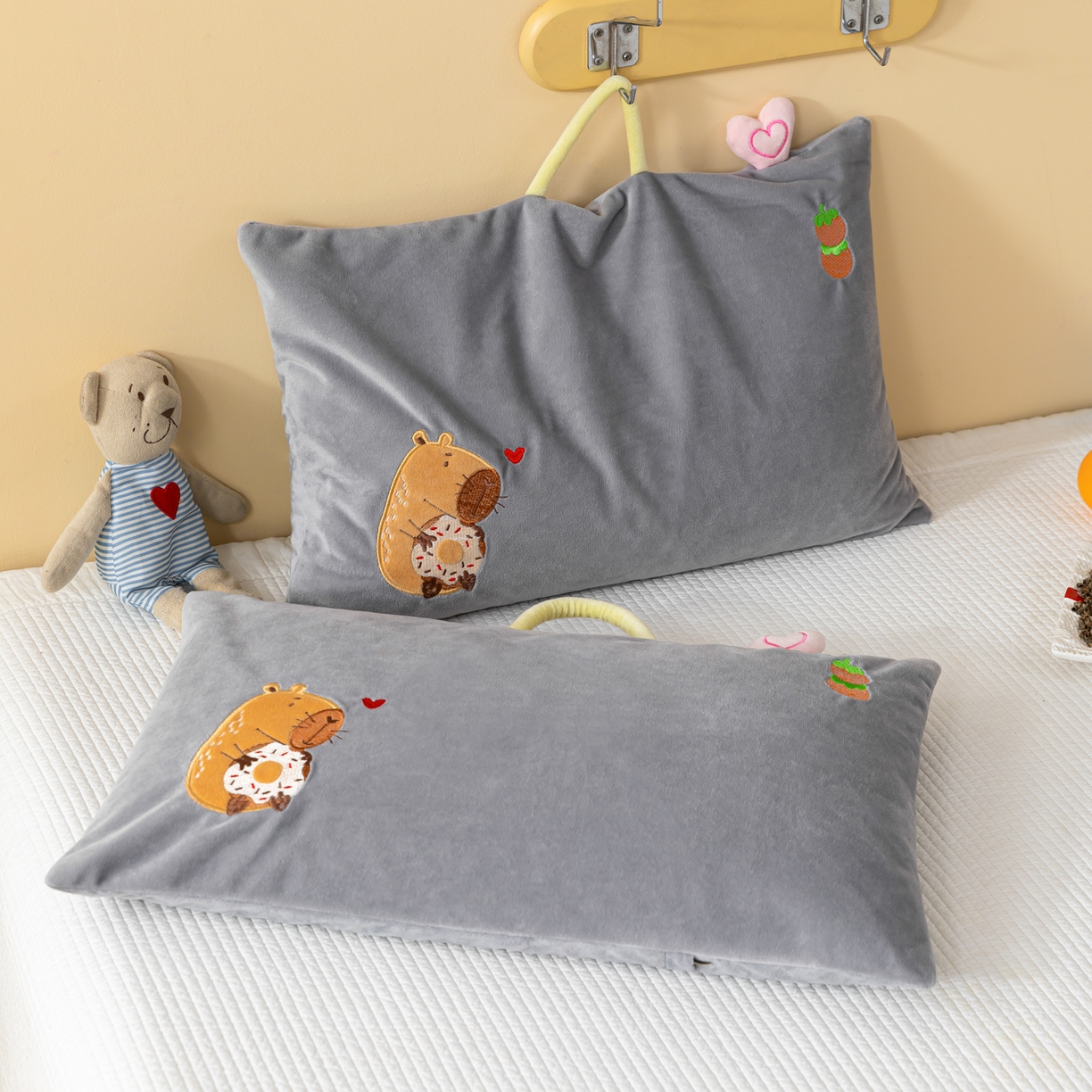 91家纺网 家纺一手货源 找家纺 织布人 2025新款枕芯婴肤绒手提袋卡通儿童枕学生枕开学季宿舍枕头枕芯 婴肤绒手提卡通枕-小熊 30x50cm/只