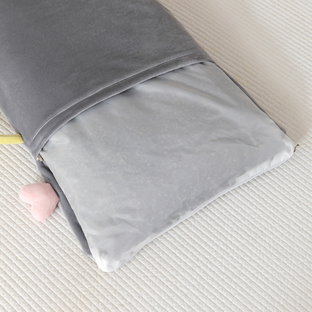 91家纺网 家纺一手货源 找家纺 织布人 2025新款枕芯婴肤绒手提袋卡通儿童枕学生枕开学季宿舍枕头枕芯 婴肤绒手提卡通枕-小熊 30x50cm/只