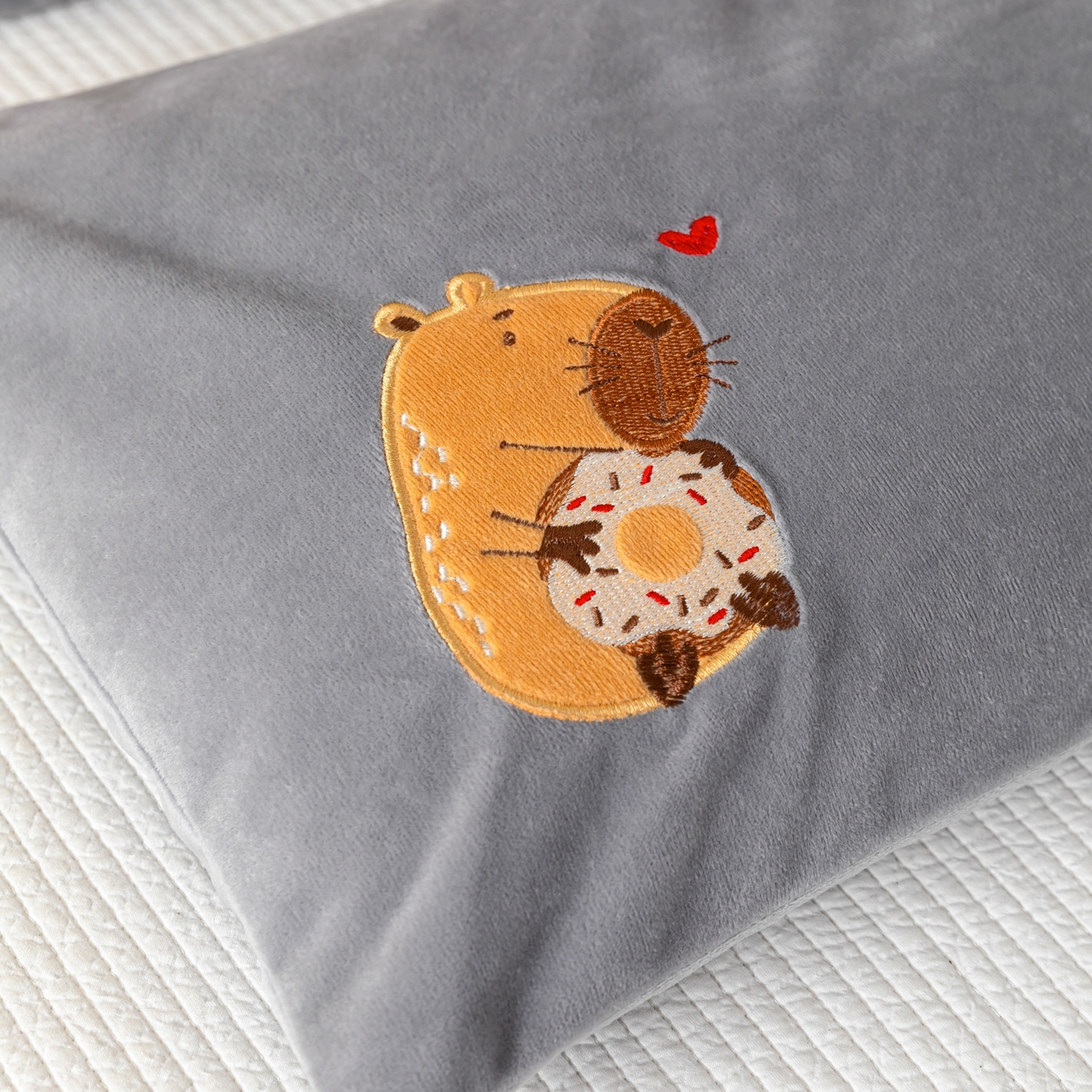 91家纺网 家纺一手货源 找家纺 织布人 2025新款枕芯婴肤绒手提袋卡通儿童枕学生枕开学季宿舍枕头枕芯 婴肤绒手提卡通枕-小熊 30x50cm/只