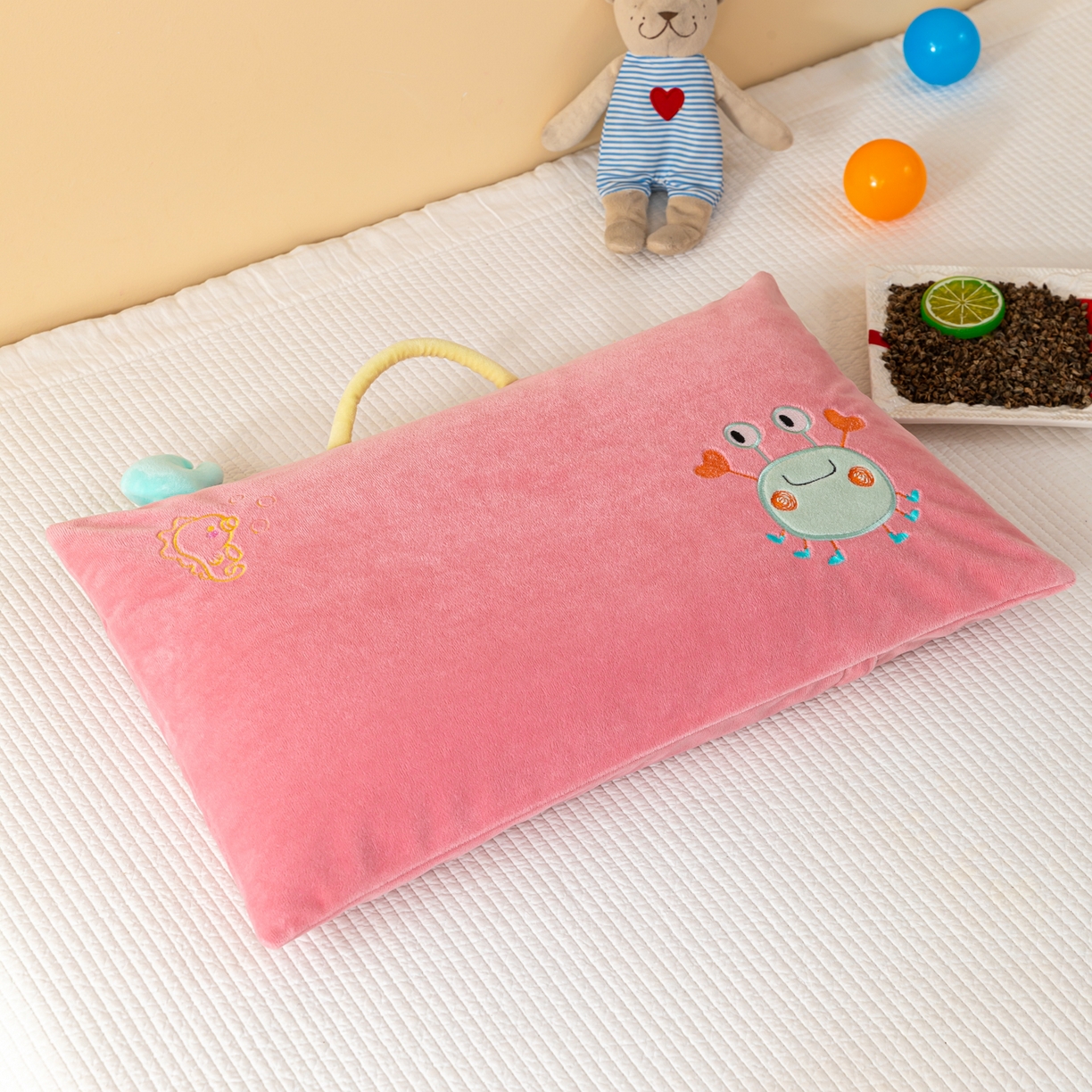 91家纺网 家纺一手货源 找家纺 织布人 2025新款枕芯婴肤绒手提袋卡通儿童枕学生枕开学季宿舍枕头枕芯 婴肤绒手提卡通枕-蟹有钱 30x50cm/只