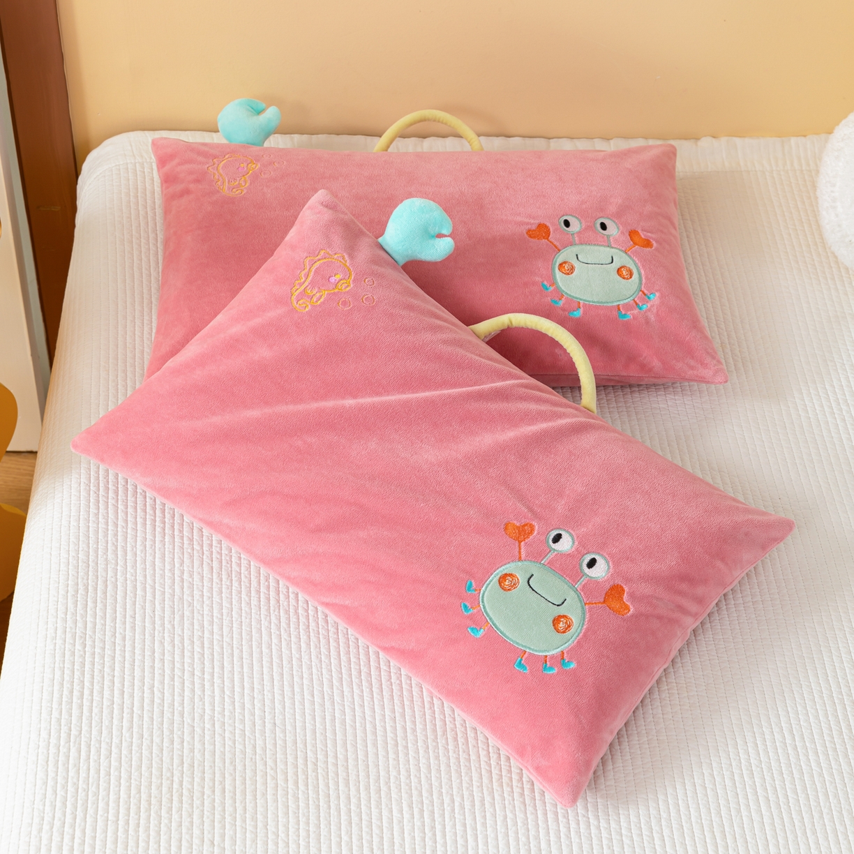 91家纺网 家纺一手货源 找家纺 织布人 2025新款枕芯婴肤绒手提袋卡通儿童枕学生枕开学季宿舍枕头枕芯 婴肤绒手提卡通枕-蟹有钱 30x50cm/只