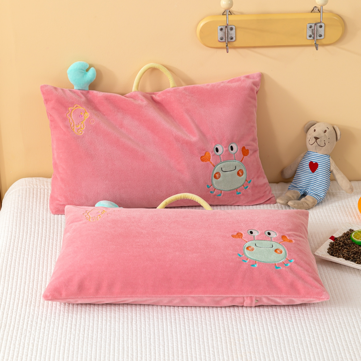 91家纺网 家纺一手货源 找家纺 织布人 2025新款枕芯婴肤绒手提袋卡通儿童枕学生枕开学季宿舍枕头枕芯 婴肤绒手提卡通枕-蟹有钱 30x50cm/只