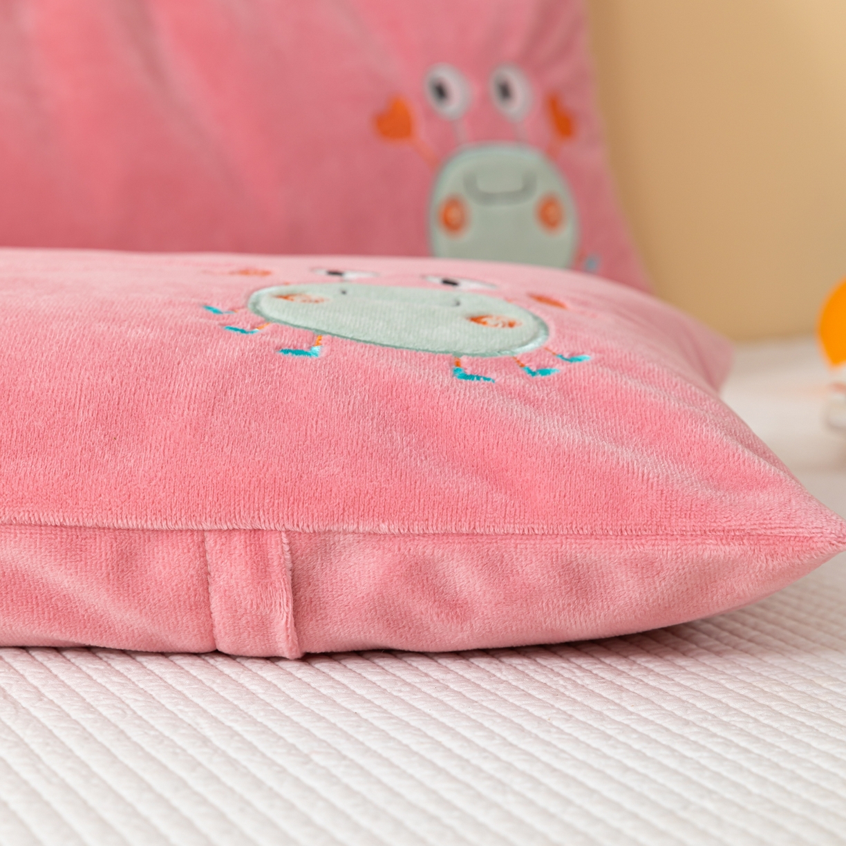 91家纺网 家纺一手货源 找家纺 织布人 2025新款枕芯婴肤绒手提袋卡通儿童枕学生枕开学季宿舍枕头枕芯 婴肤绒手提卡通枕-蟹有钱 30x50cm/只