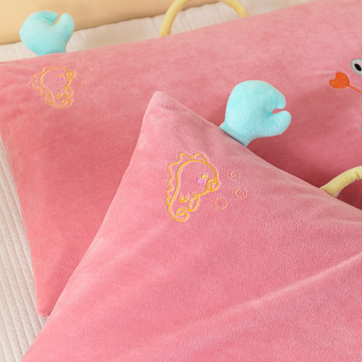 91家纺网 家纺一手货源 找家纺 织布人 2025新款枕芯婴肤绒手提袋卡通儿童枕学生枕开学季宿舍枕头枕芯 婴肤绒手提卡通枕-蟹有钱 30x50cm/只