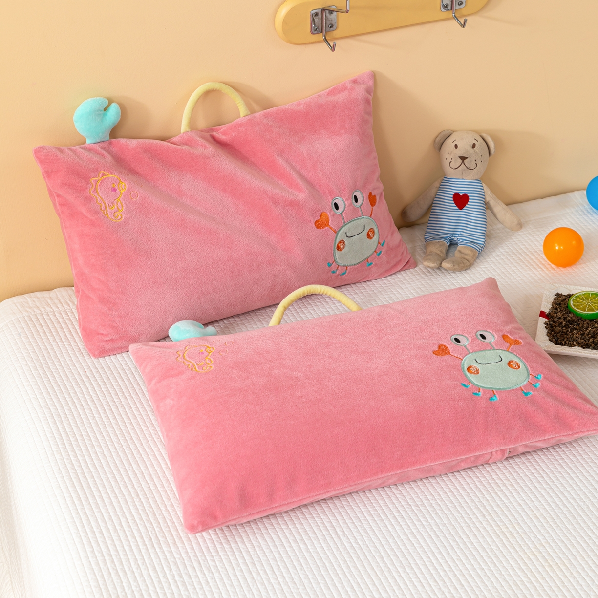 91家纺网 家纺一手货源 找家纺 织布人 2025新款枕芯婴肤绒手提袋卡通儿童枕学生枕开学季宿舍枕头枕芯 婴肤绒手提卡通枕-蟹有钱 30x50cm/只
