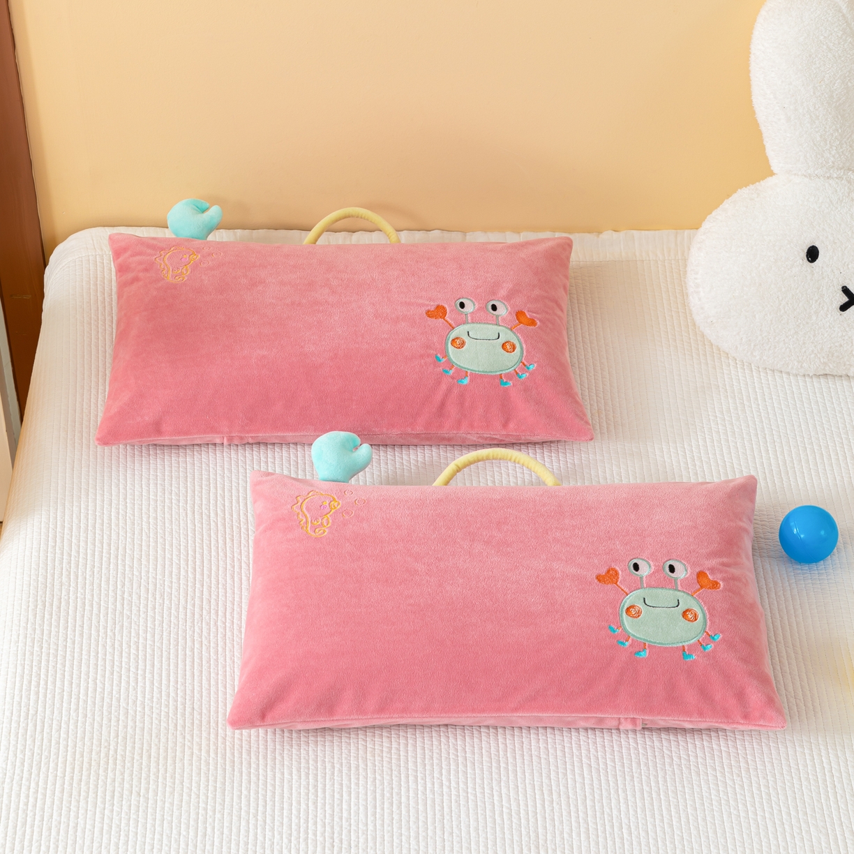 91家纺网 家纺一手货源 找家纺 织布人 2025新款枕芯婴肤绒手提袋卡通儿童枕学生枕开学季宿舍枕头枕芯 婴肤绒手提卡通枕-蟹有钱 30x50cm/只