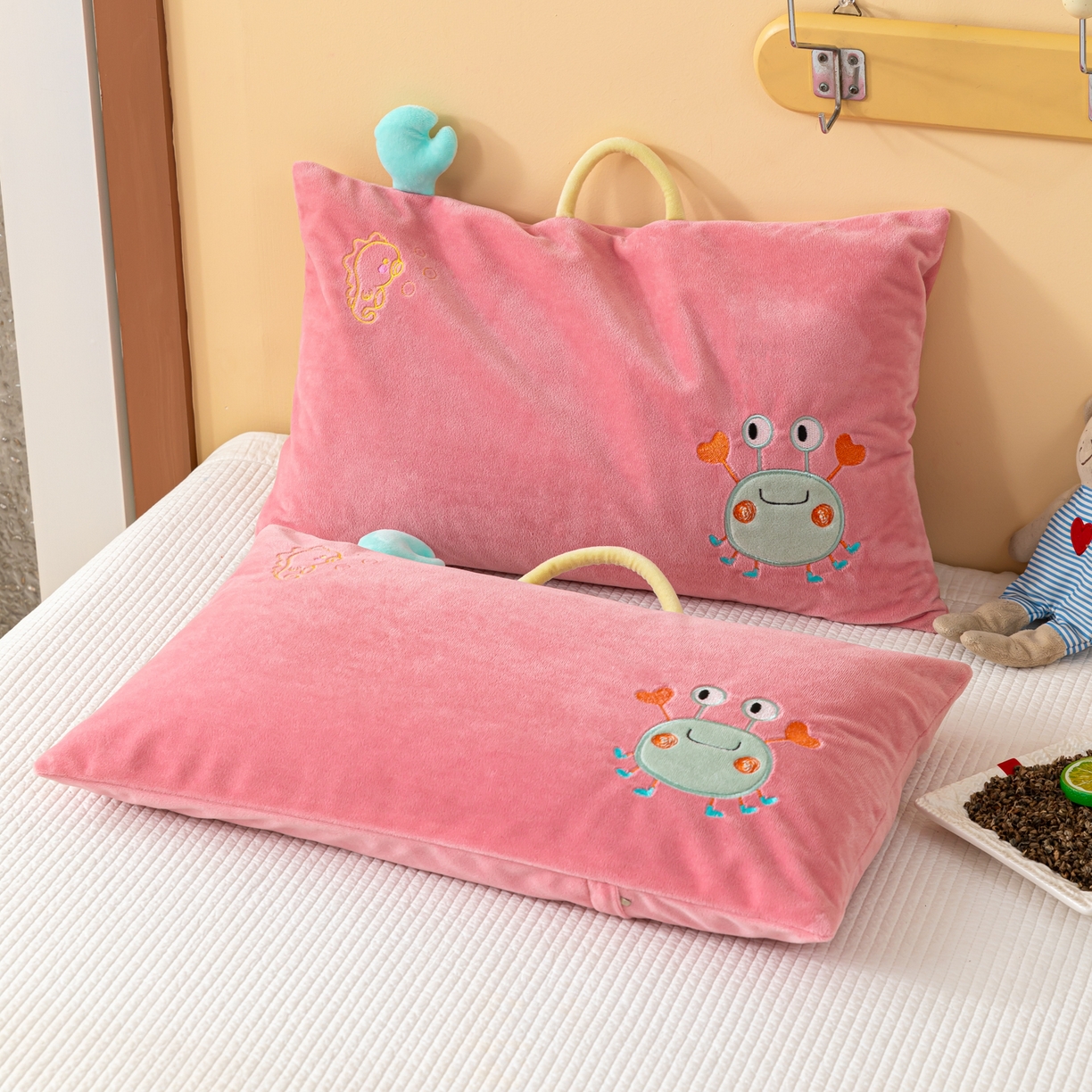 91家纺网 家纺一手货源 找家纺 织布人 2025新款枕芯婴肤绒手提袋卡通儿童枕学生枕开学季宿舍枕头枕芯 婴肤绒手提卡通枕-蟹有钱 30x50cm/只