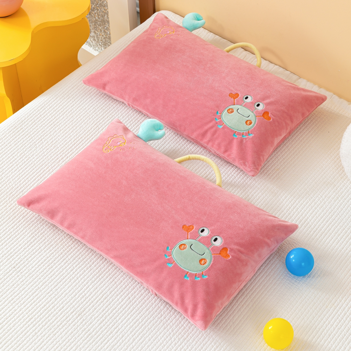 91家纺网 家纺一手货源 找家纺 织布人 2025新款枕芯婴肤绒手提袋卡通儿童枕学生枕开学季宿舍枕头枕芯 婴肤绒手提卡通枕-蟹有钱 30x50cm/只